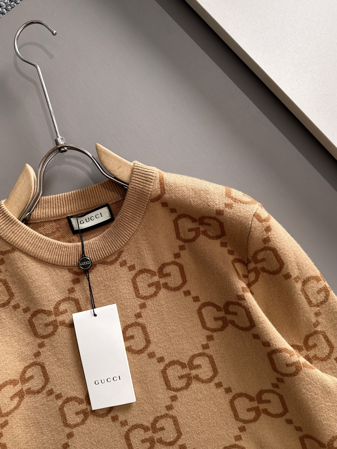 gucci 2025秋冬新款羊毛毛衣 高品质意大利进口羊毛混纺面料，高密度针织，时尚百搭毛衣，帅气十足。