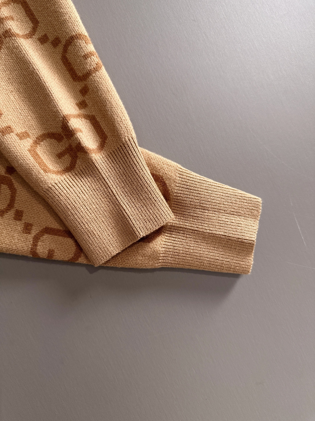 gucci 2025秋冬新款羊毛毛衣 高品质意大利进口羊毛混纺面料，高密度针织，时尚百搭毛衣，帅气十足。