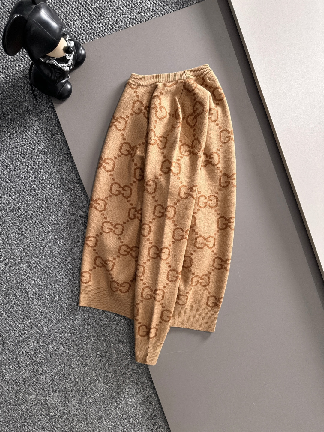 gucci 2025秋冬新款羊毛毛衣 高品质意大利进口羊毛混纺面料，高密度针织，时尚百搭毛衣，帅气十足。