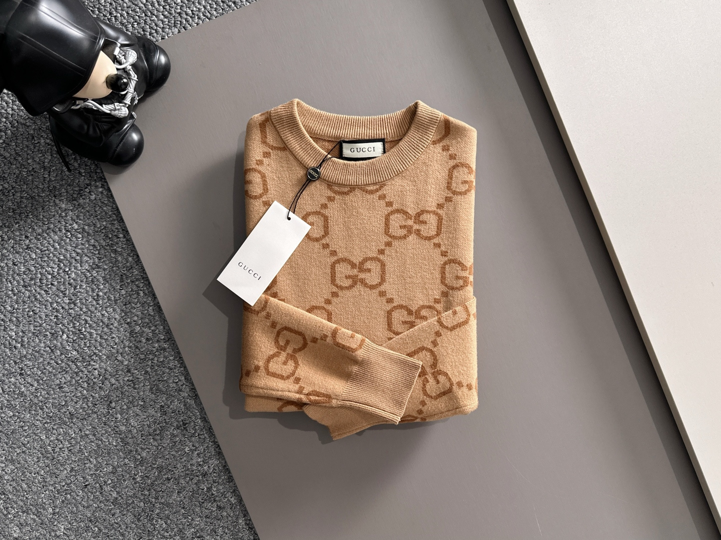 gucci 2025秋冬新款羊毛毛衣 高品质意大利进口羊毛混纺面料，高密度针织，时尚百搭毛衣，帅气十足。