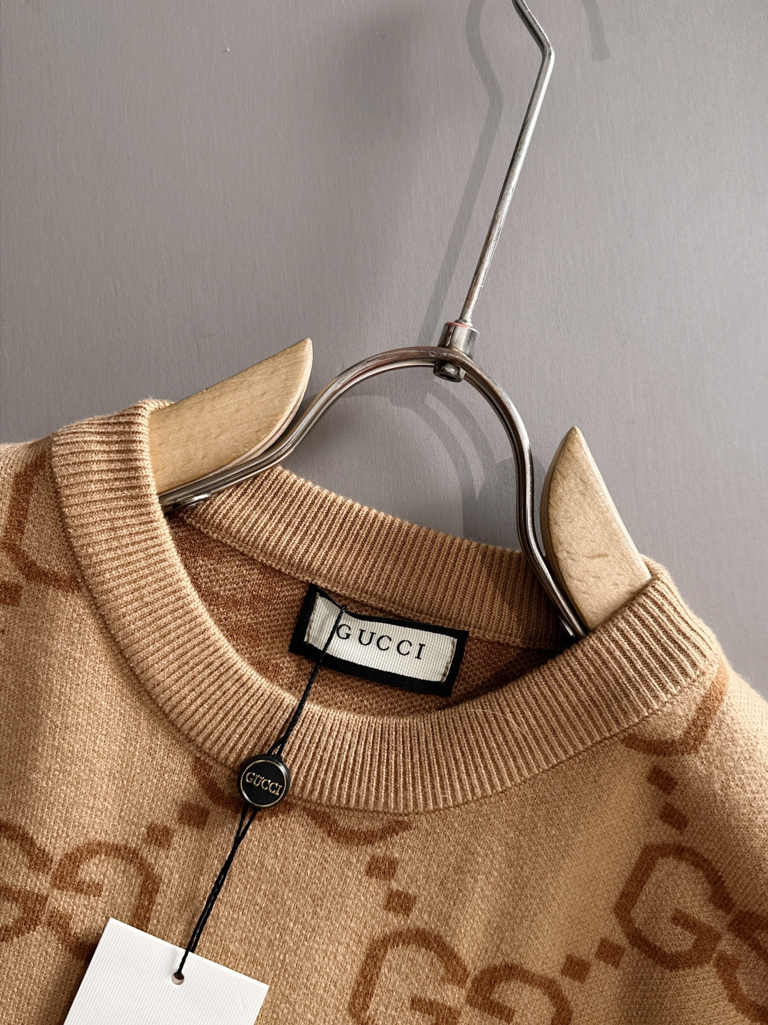 gucci 2025秋冬新款羊毛毛衣 高品质意大利进口羊毛混纺面料，高密度针织，时尚百搭毛衣，帅气十足。