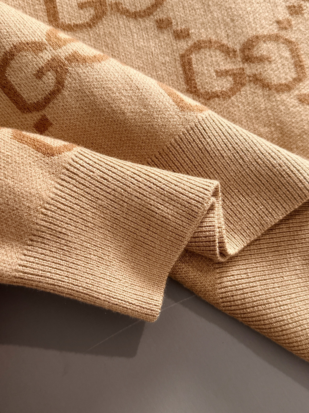 gucci 2025秋冬新款羊毛毛衣 高品质意大利进口羊毛混纺面料，高密度针织，时尚百搭毛衣，帅气十足。