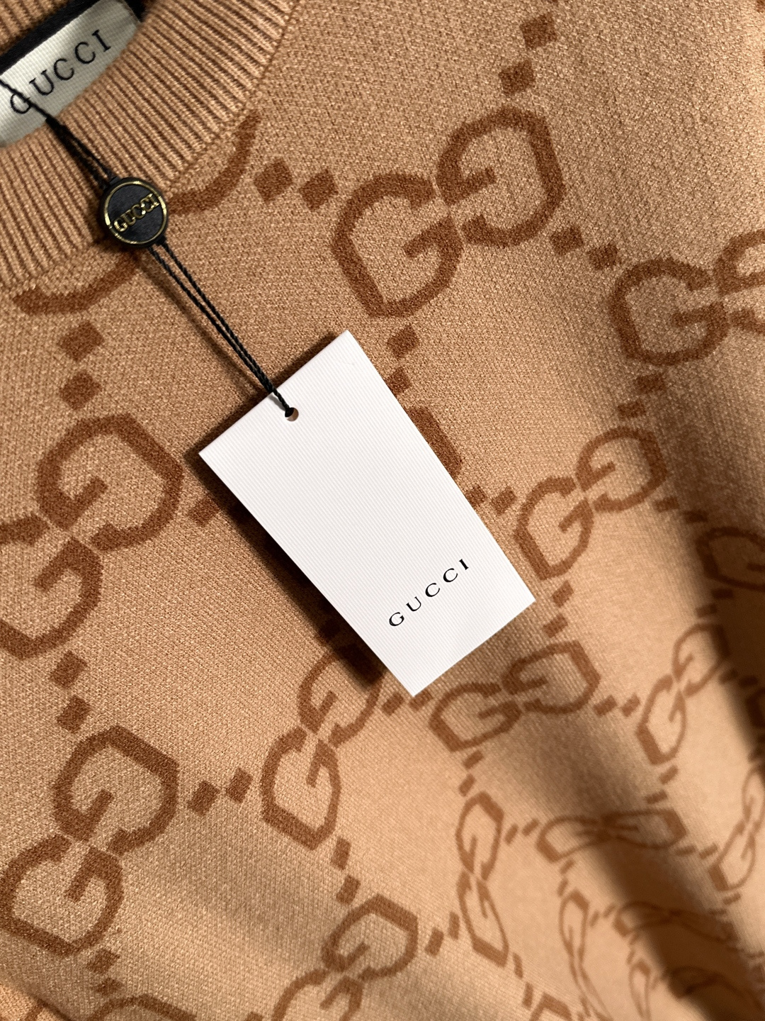 gucci 2025秋冬新款羊毛毛衣 高品质意大利进口羊毛混纺面料，高密度针织，时尚百搭毛衣，帅气十足。