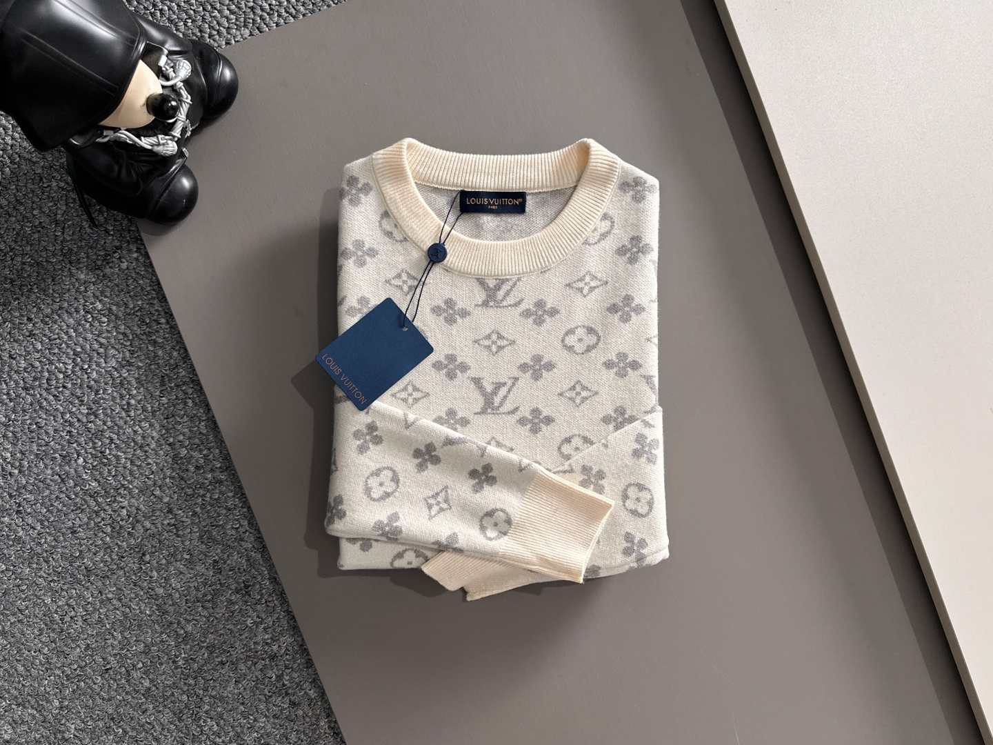 lv 2025秋冬新款羊毛毛衣 高品质意大利进口羊毛混纺面料，高密度针织，时尚百搭毛衣，帅气十足。经典L