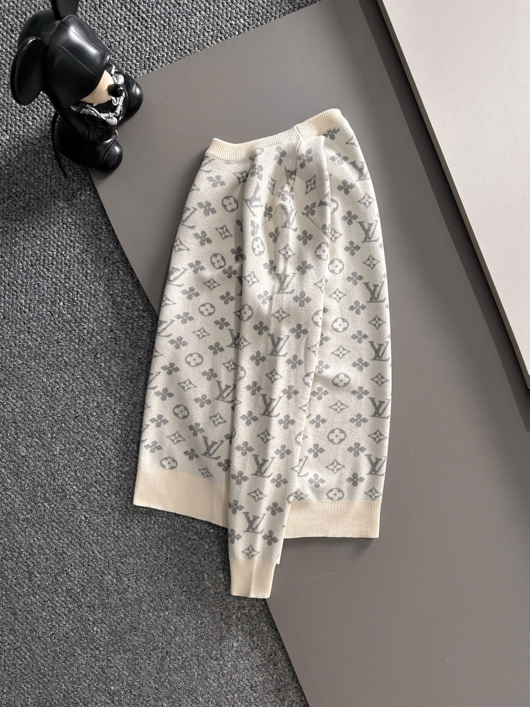 lv 2025秋冬新款羊毛毛衣 高品质意大利进口羊毛混纺面料，高密度针织，时尚百搭毛衣，帅气十足。经典L