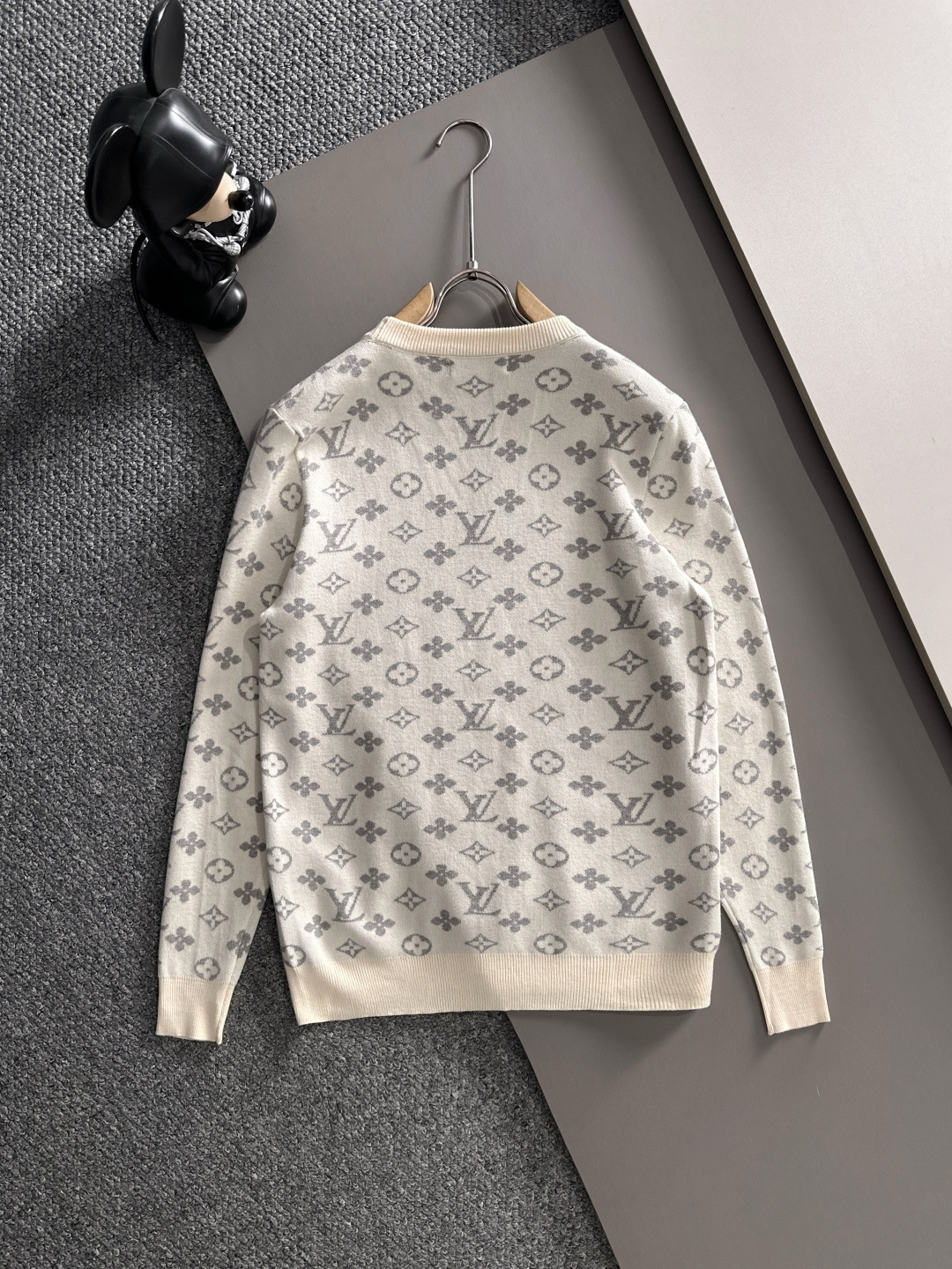 lv 2025秋冬新款羊毛毛衣 高品质意大利进口羊毛混纺面料，高密度针织，时尚百搭毛衣，帅气十足。经典L