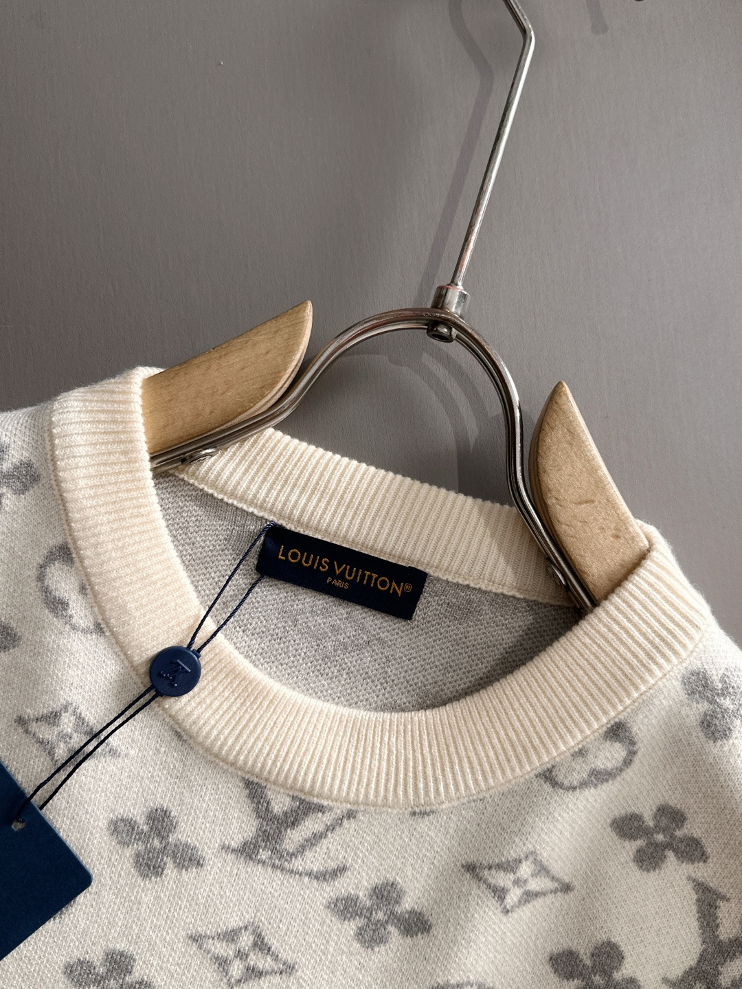 lv 2025秋冬新款羊毛毛衣 高品质意大利进口羊毛混纺面料，高密度针织，时尚百搭毛衣，帅气十足。经典L