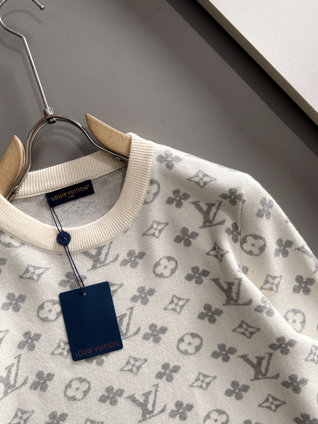 lv 2025秋冬新款羊毛毛衣 高品质意大利进口羊毛混纺面料，高密度针织，时尚百搭毛衣，帅气十足。经典L