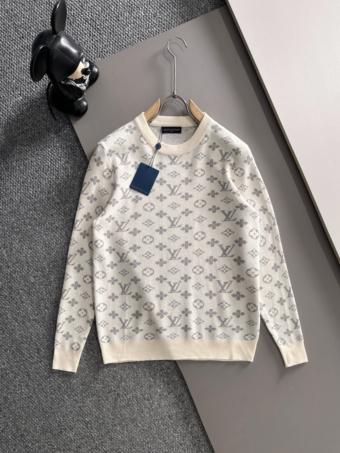 lv 2025秋冬新款羊毛毛衣 高品质意大利进口羊毛混纺面料，高密度针织，时尚百搭毛衣，帅气十足。经典L