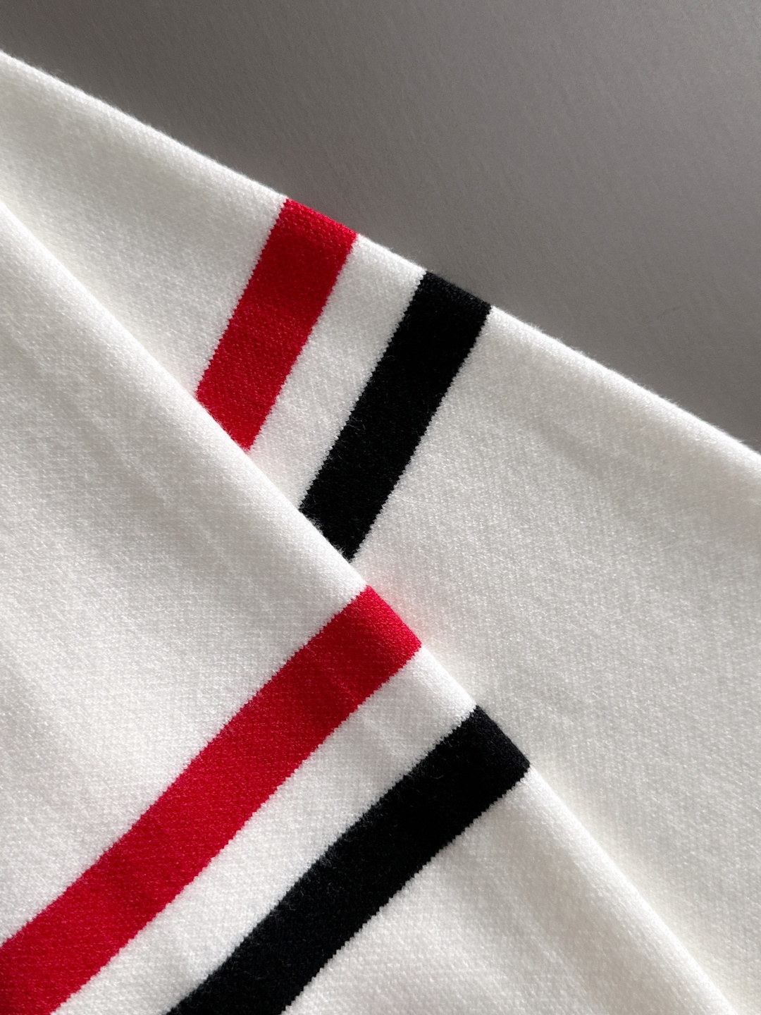 ‌‌Thom Browne 2025秋冬新款羊毛毛衣 高品质意大利进口羊毛混纺面料，高密度针织，时尚百搭