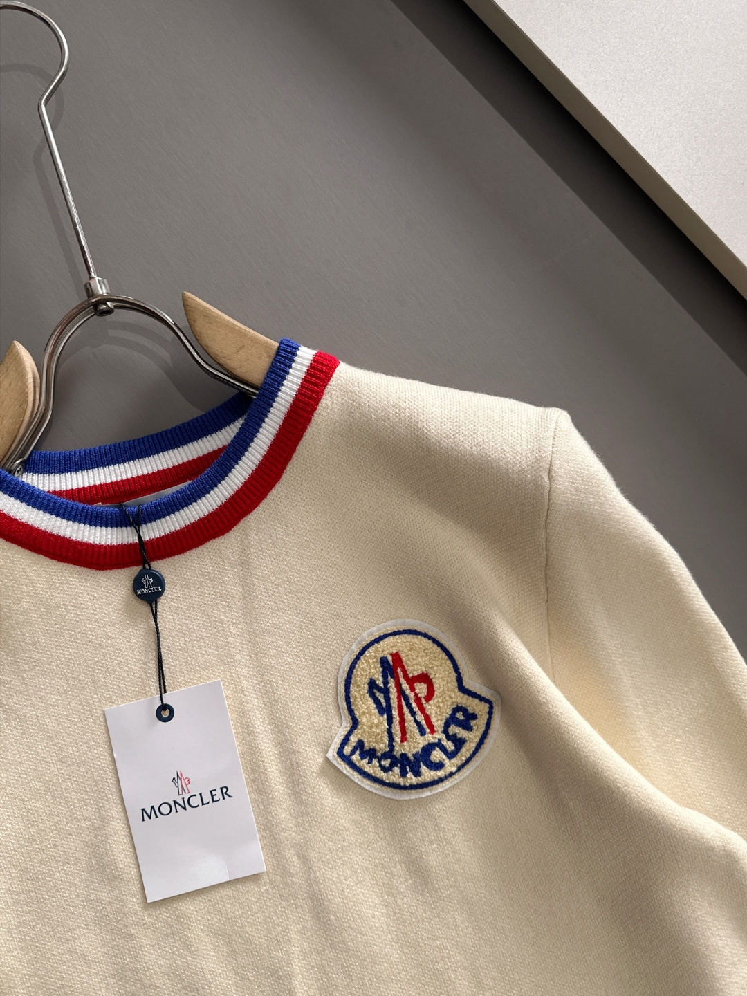 Moncler 2025秋冬新款羊毛毛衣 高品质意大利进口羊毛混纺面料，高密度针织，时尚百搭毛衣，帅气十