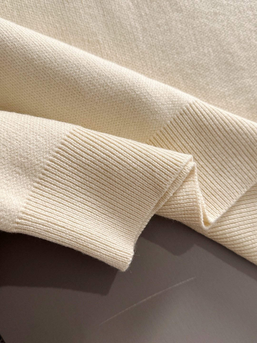 Moncler 2025秋冬新款羊毛毛衣 高品质意大利进口羊毛混纺面料，高密度针织，时尚百搭毛衣，帅气十