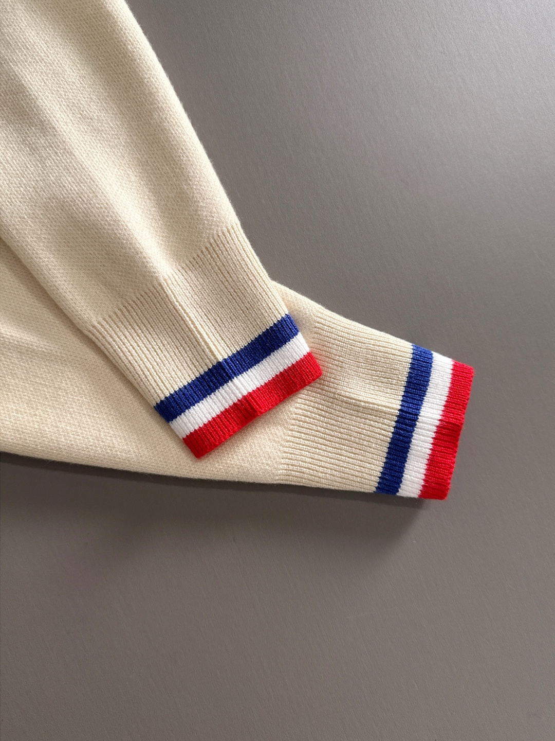 Moncler 2025秋冬新款羊毛毛衣 高品质意大利进口羊毛混纺面料，高密度针织，时尚百搭毛衣，帅气十