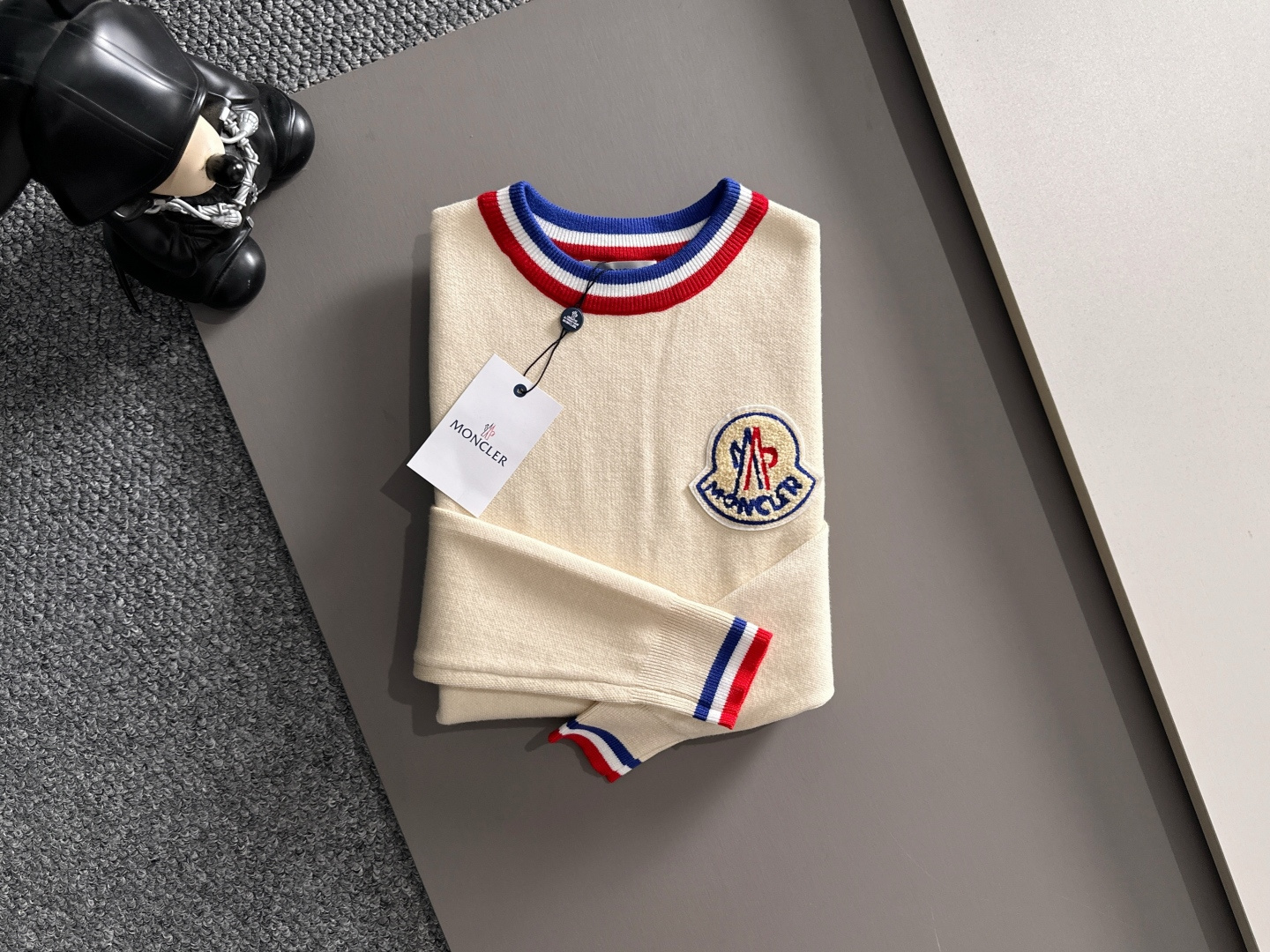 Moncler 2025秋冬新款羊毛毛衣 高品质意大利进口羊毛混纺面料，高密度针织，时尚百搭毛衣，帅气十