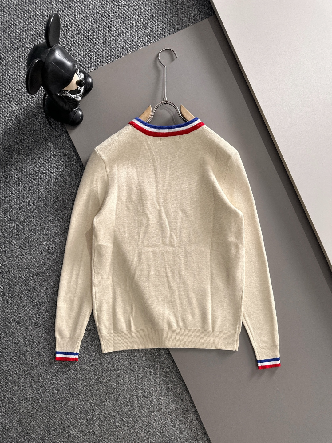 Moncler 2025秋冬新款羊毛毛衣 高品质意大利进口羊毛混纺面料，高密度针织，时尚百搭毛衣，帅气十