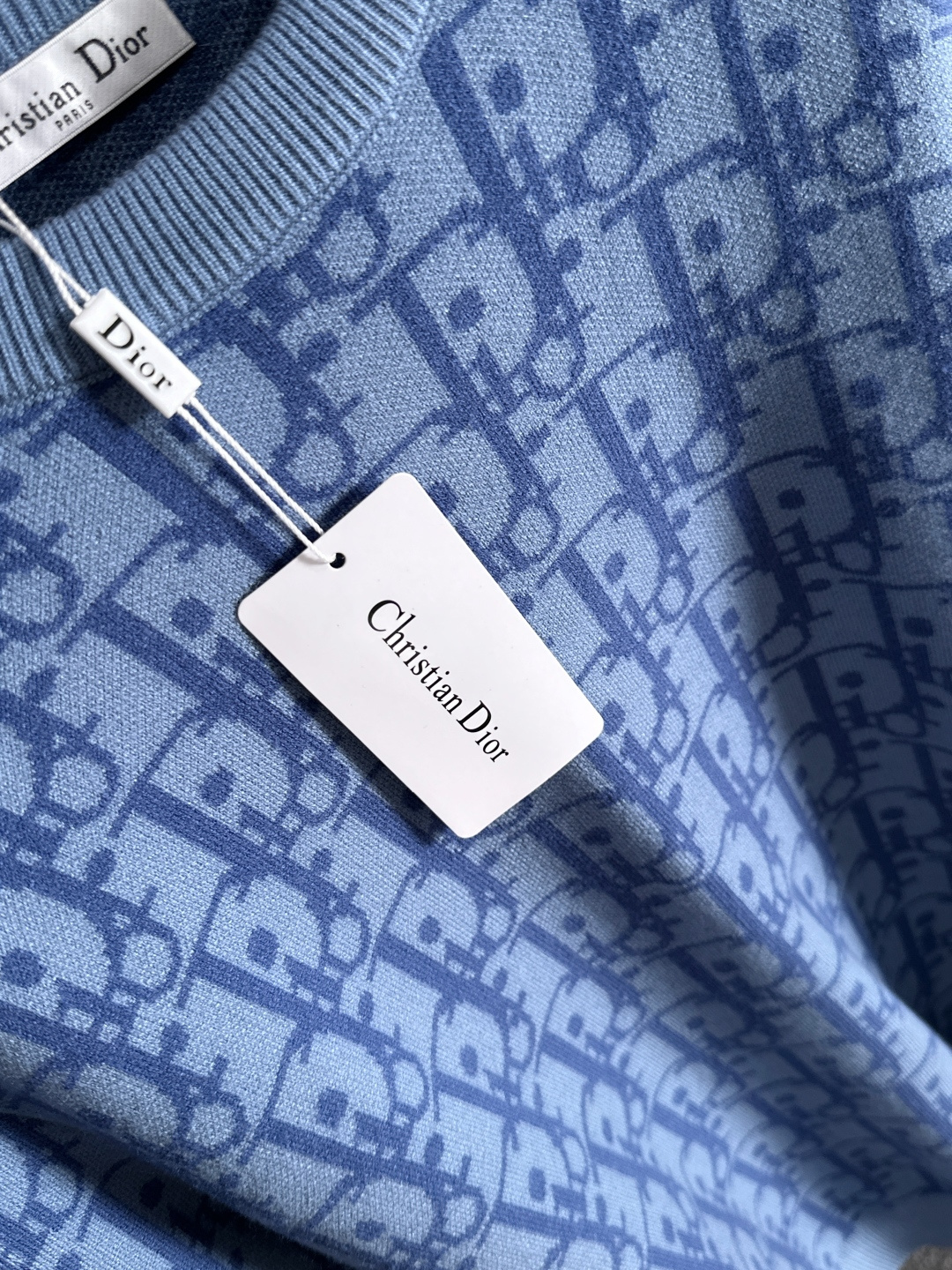 dior 2025秋冬新款羊毛毛衣 高品质意大利进口羊毛混纺面料，高密度针织，时尚百搭毛衣，帅气十足。经