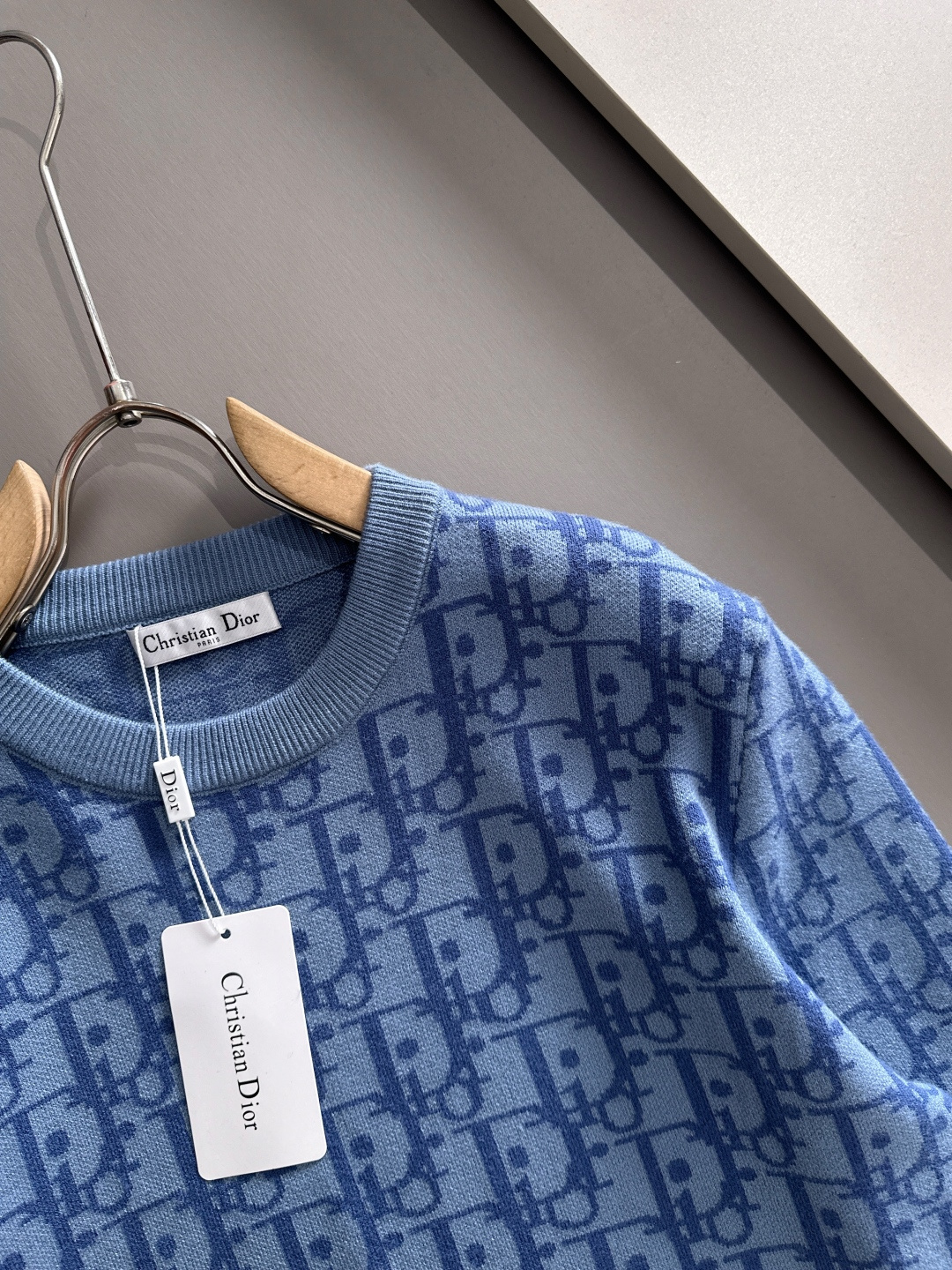 dior 2025秋冬新款羊毛毛衣 高品质意大利进口羊毛混纺面料，高密度针织，时尚百搭毛衣，帅气十足。经