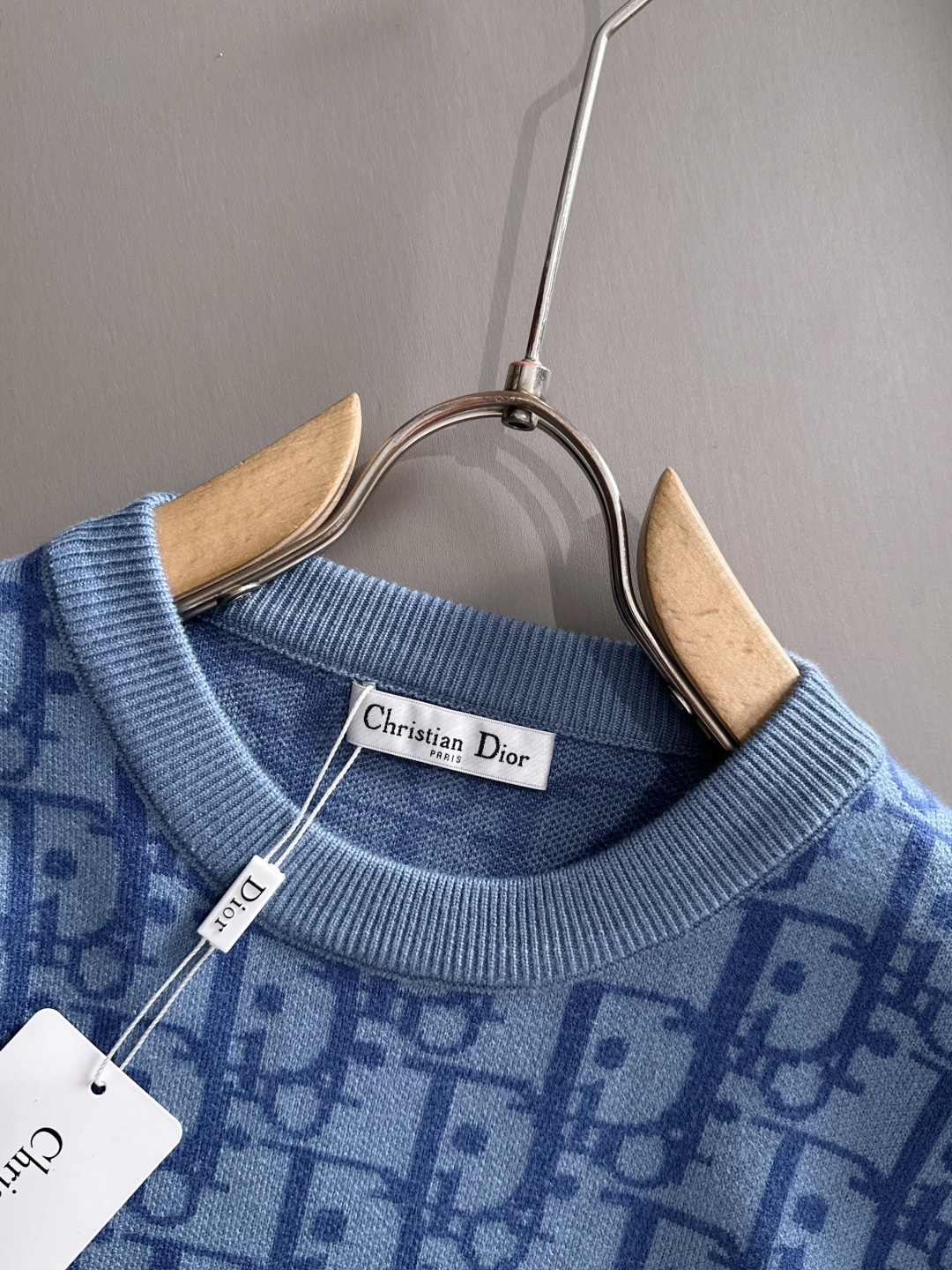 dior 2025秋冬新款羊毛毛衣 高品质意大利进口羊毛混纺面料，高密度针织，时尚百搭毛衣，帅气十足。经