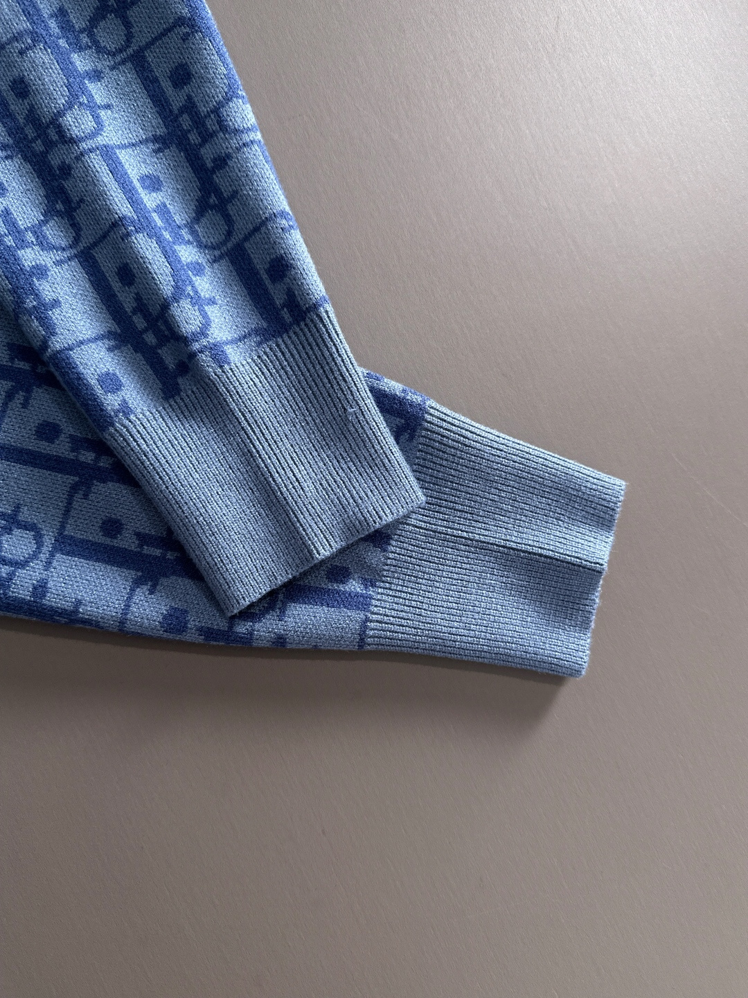 dior 2025秋冬新款羊毛毛衣 高品质意大利进口羊毛混纺面料，高密度针织，时尚百搭毛衣，帅气十足。经