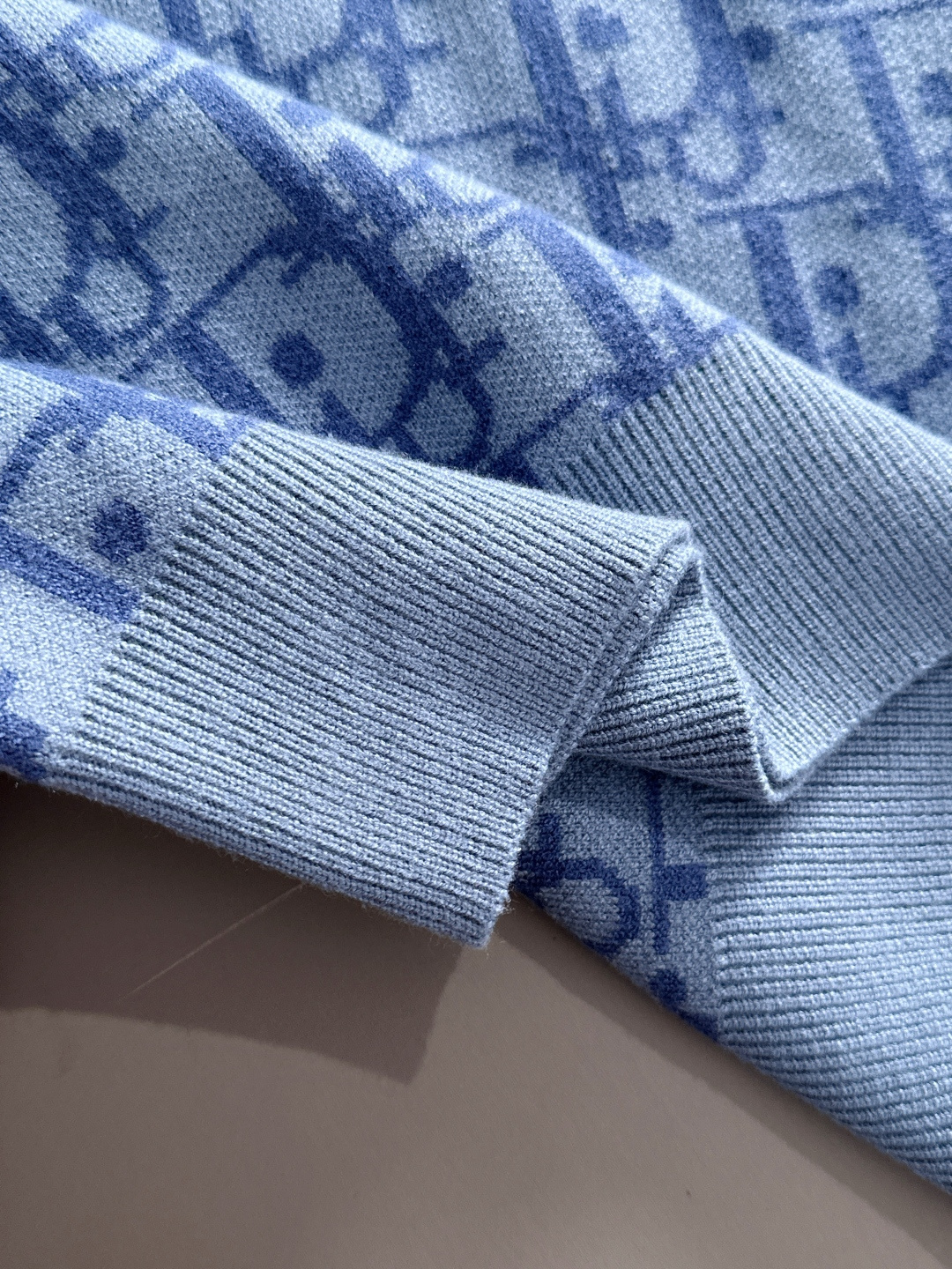 dior 2025秋冬新款羊毛毛衣 高品质意大利进口羊毛混纺面料，高密度针织，时尚百搭毛衣，帅气十足。经