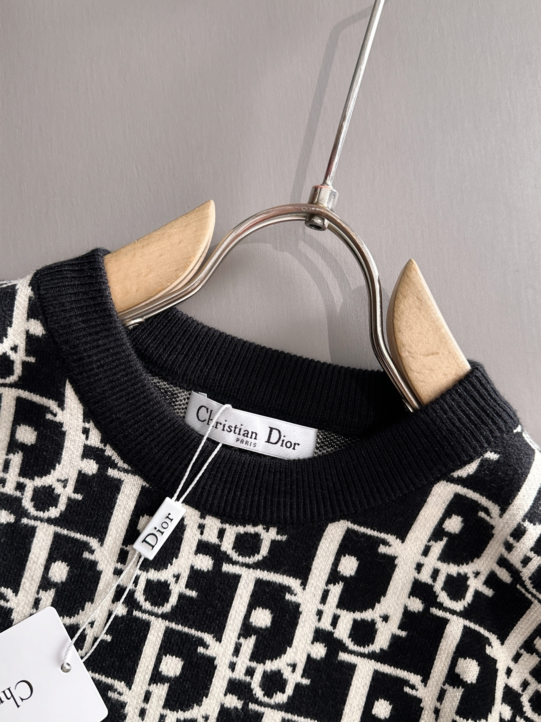 dior 2025秋冬新款羊毛毛衣 高品质意大利进口羊毛混纺面料，高密度针织，时尚百搭毛衣，帅气十足。经