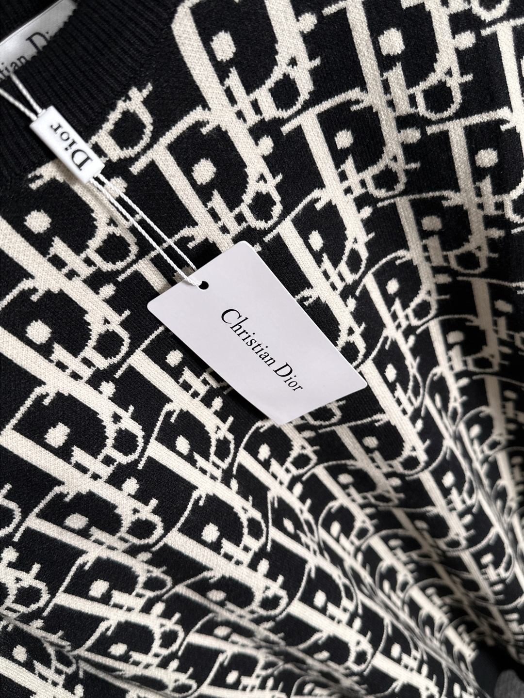 dior 2025秋冬新款羊毛毛衣 高品质意大利进口羊毛混纺面料，高密度针织，时尚百搭毛衣，帅气十足。经