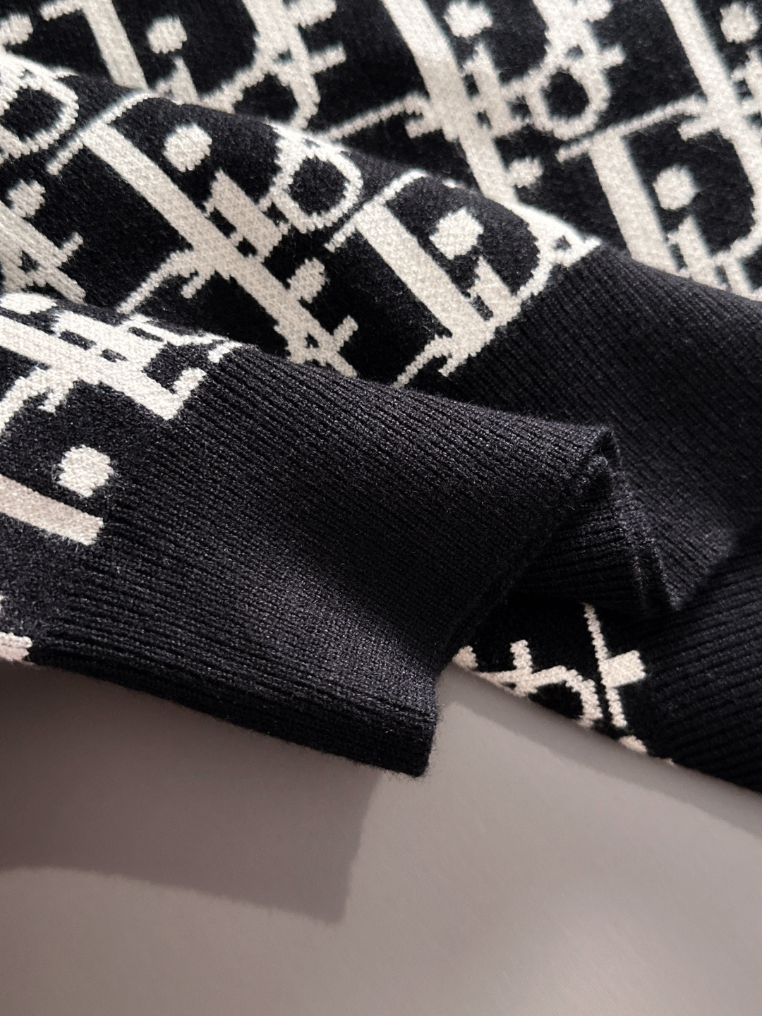 dior 2025秋冬新款羊毛毛衣 高品质意大利进口羊毛混纺面料，高密度针织，时尚百搭毛衣，帅气十足。经