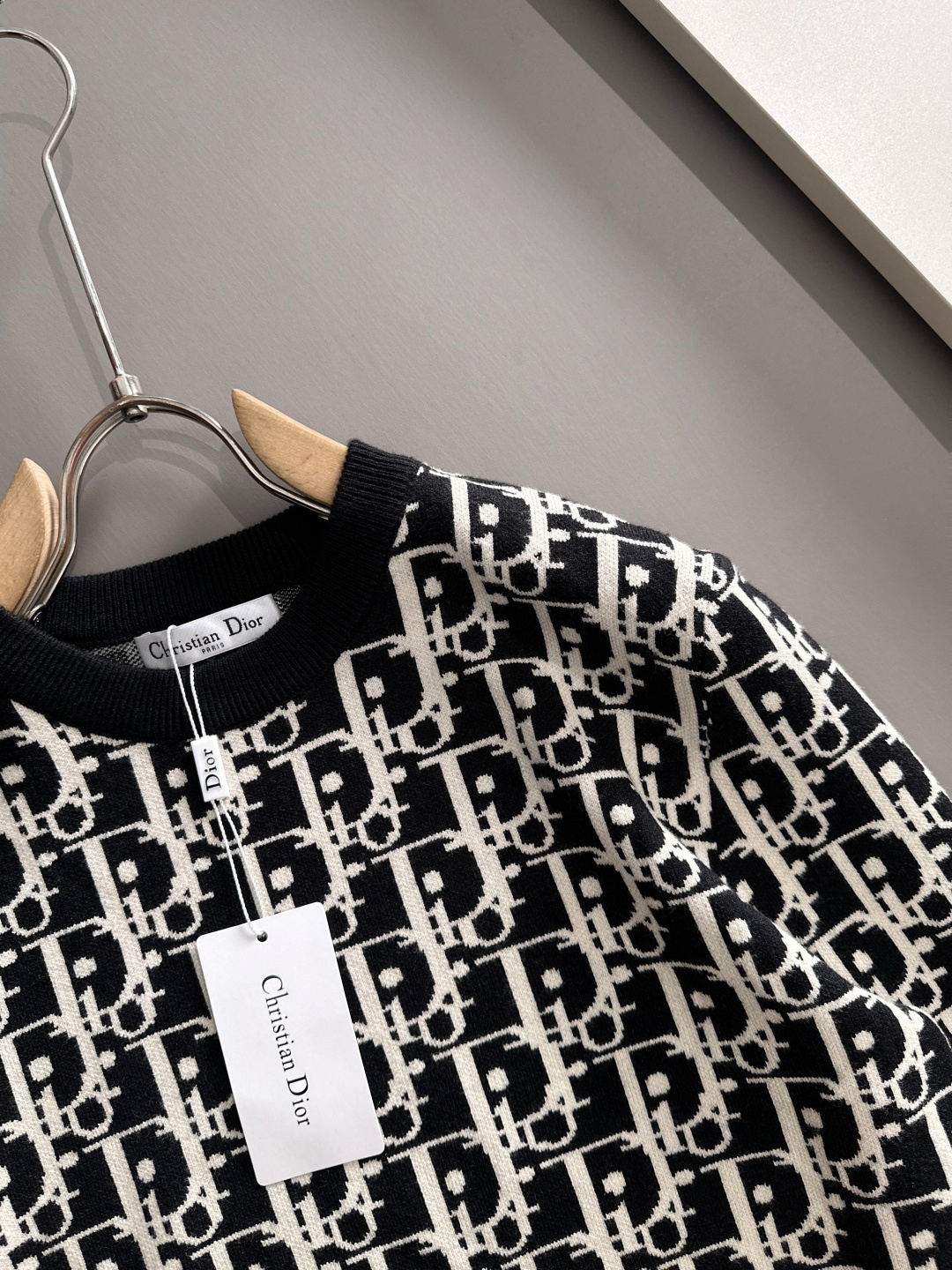 dior 2025秋冬新款羊毛毛衣 高品质意大利进口羊毛混纺面料，高密度针织，时尚百搭毛衣，帅气十足。经