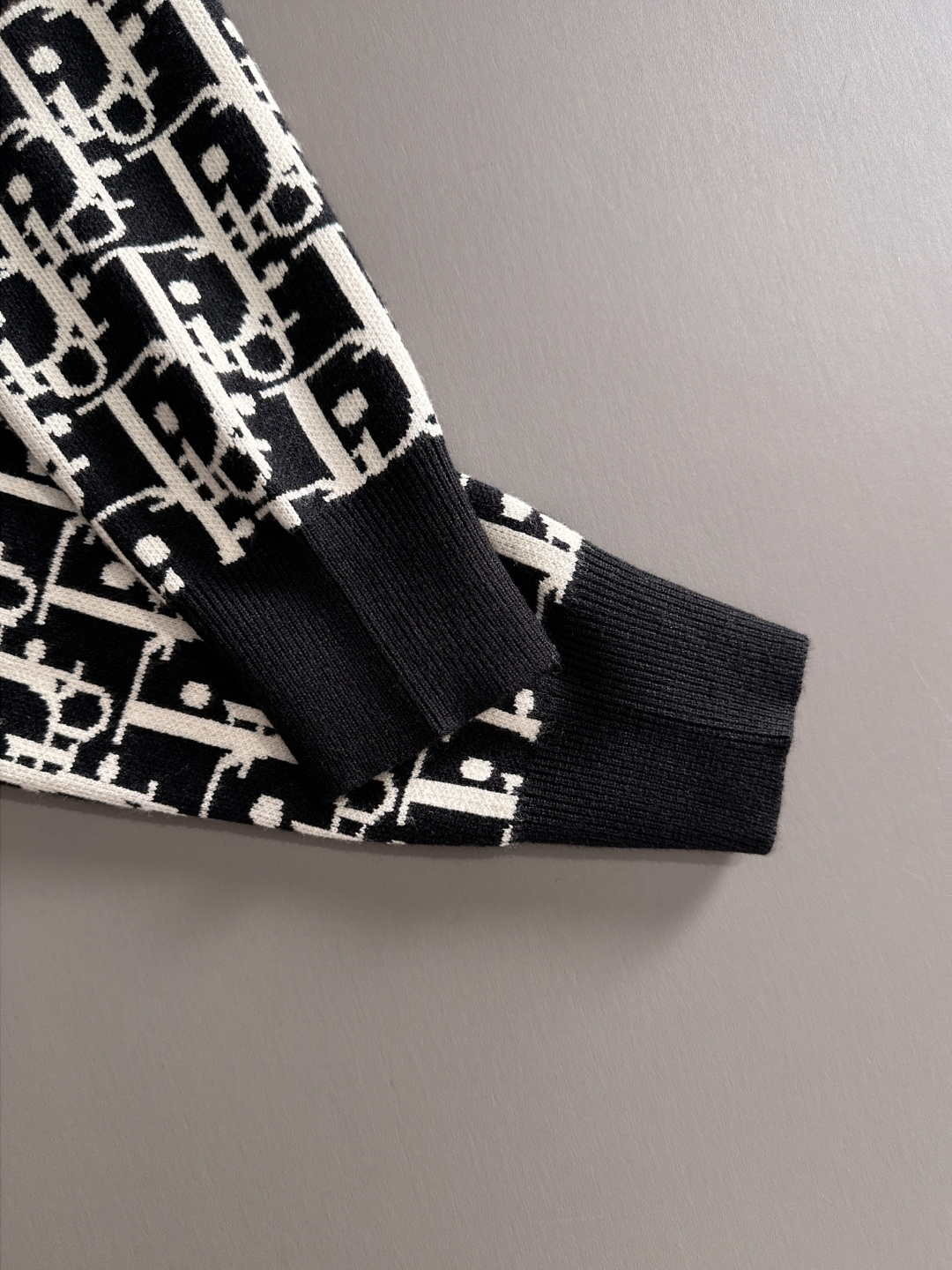 dior 2025秋冬新款羊毛毛衣 高品质意大利进口羊毛混纺面料，高密度针织，时尚百搭毛衣，帅气十足。经