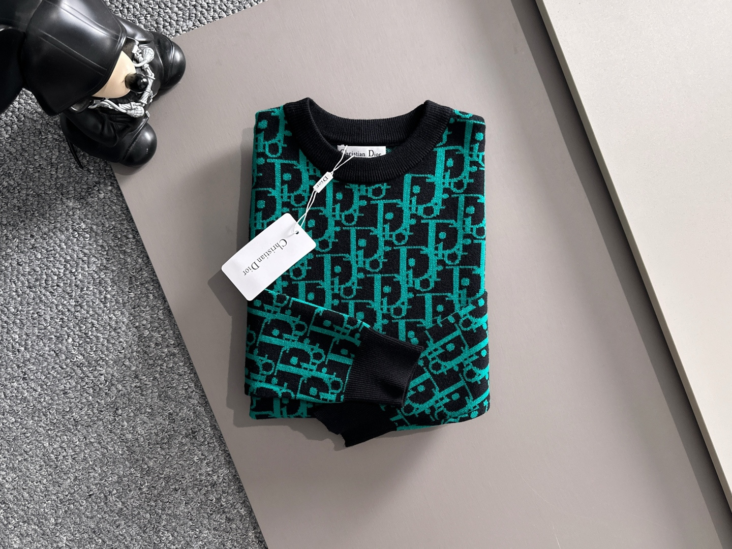 dior 2025秋冬新款羊毛毛衣 高品质意大利进口羊毛混纺面料，高密度针织，时尚百搭毛衣，帅气十足。经