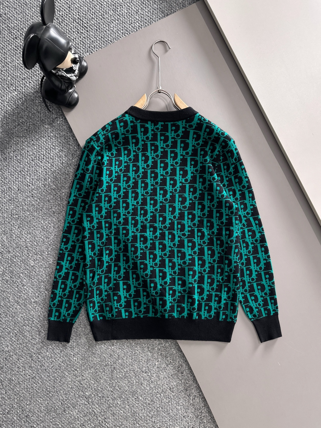 dior 2025秋冬新款羊毛毛衣 高品质意大利进口羊毛混纺面料，高密度针织，时尚百搭毛衣，帅气十足。经