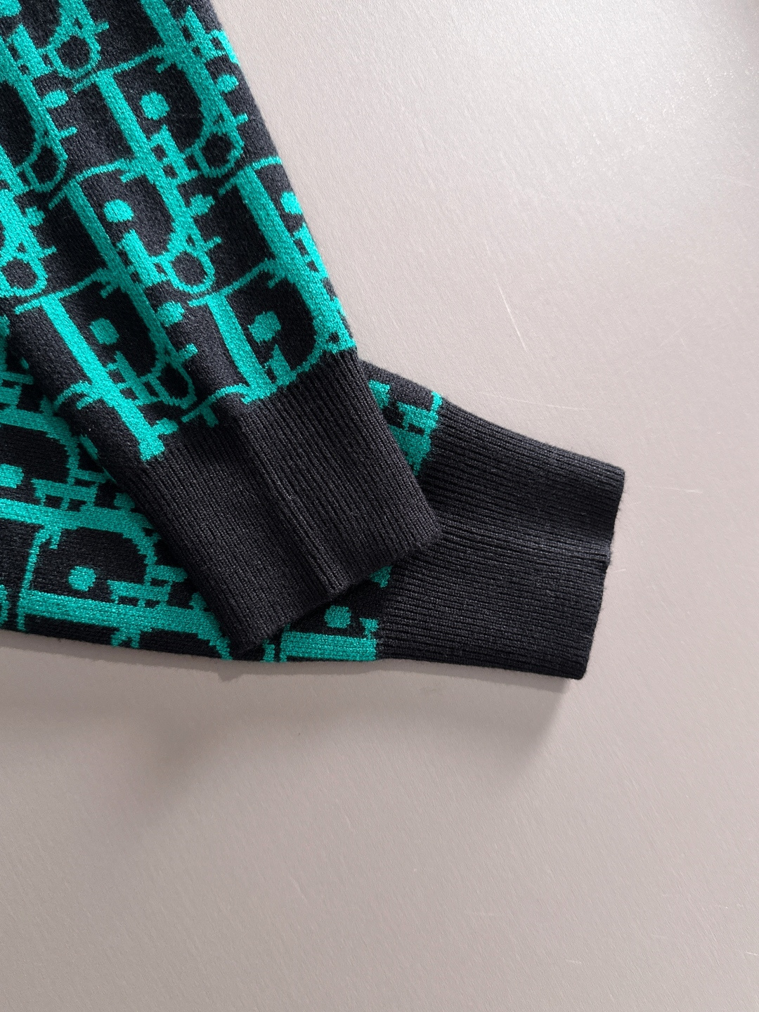 dior 2025秋冬新款羊毛毛衣 高品质意大利进口羊毛混纺面料，高密度针织，时尚百搭毛衣，帅气十足。经