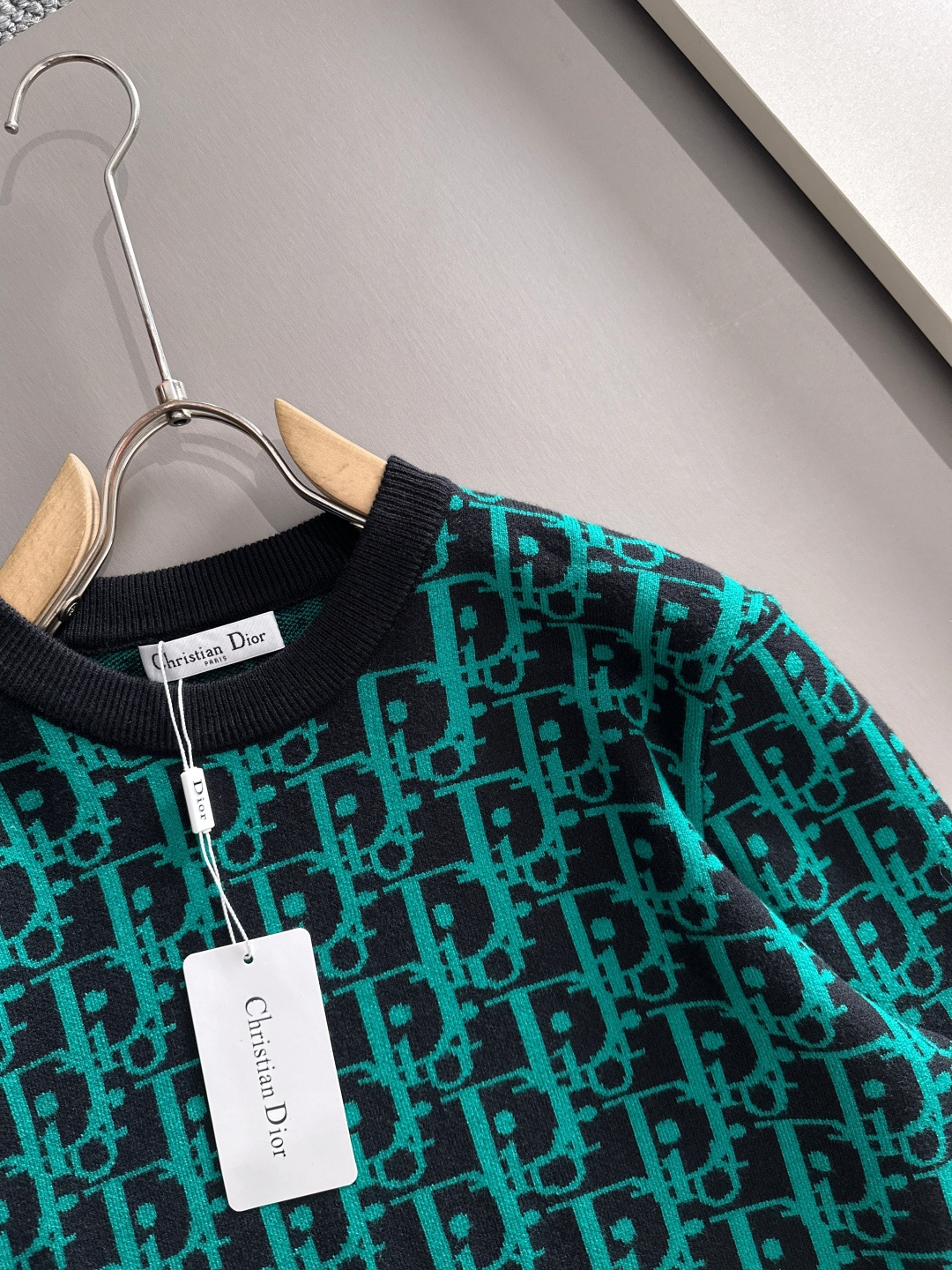 dior 2025秋冬新款羊毛毛衣 高品质意大利进口羊毛混纺面料，高密度针织，时尚百搭毛衣，帅气十足。经