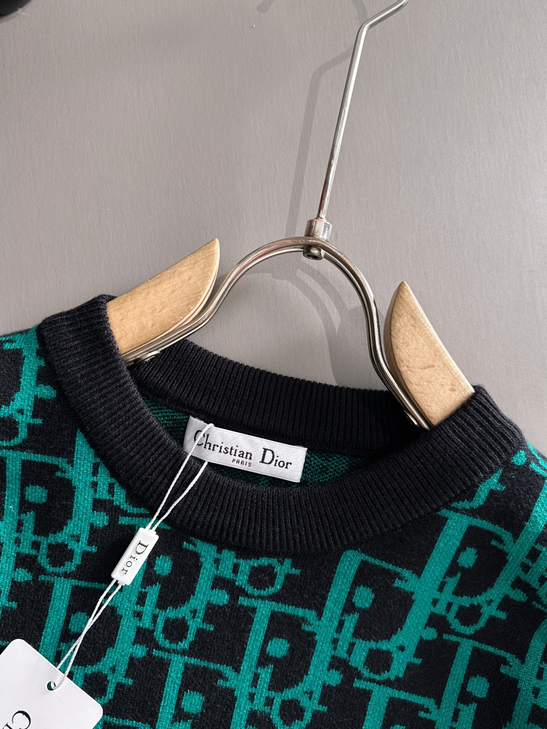 dior 2025秋冬新款羊毛毛衣 高品质意大利进口羊毛混纺面料，高密度针织，时尚百搭毛衣，帅气十足。经
