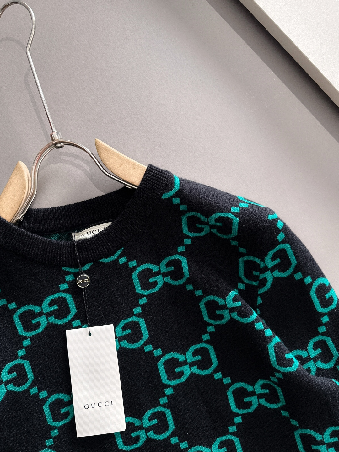 gucci 2025秋冬新款羊毛毛衣 高品质意大利进口羊毛混纺面料，高密度针织，时尚百搭毛衣，帅气十足。