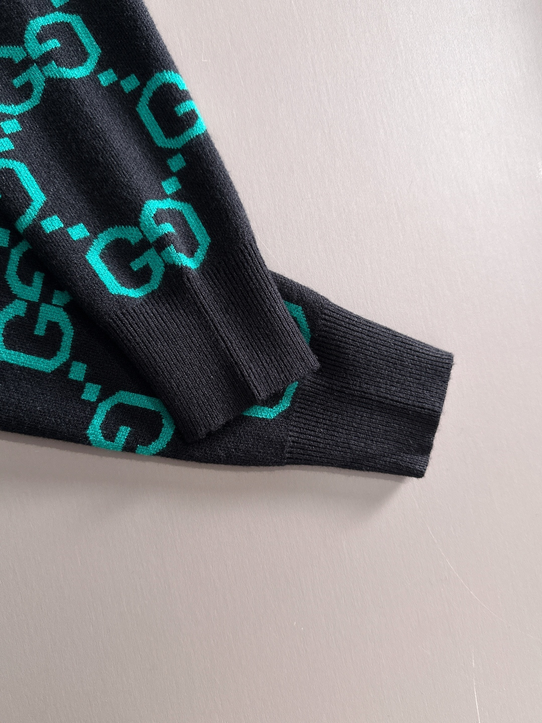 gucci 2025秋冬新款羊毛毛衣 高品质意大利进口羊毛混纺面料，高密度针织，时尚百搭毛衣，帅气十足。