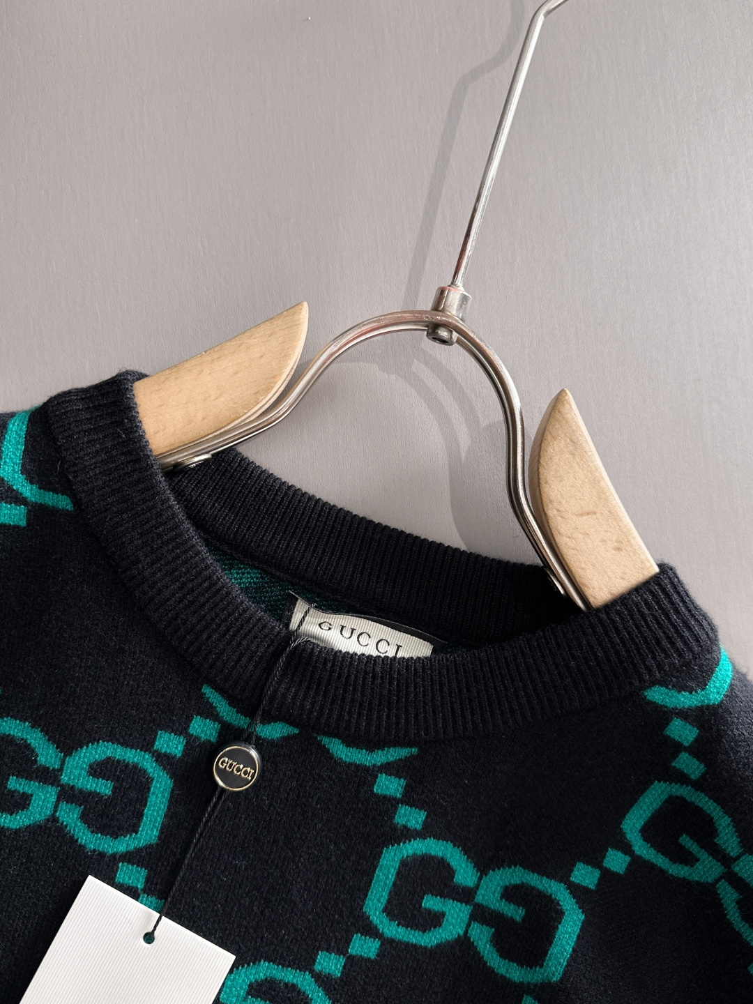 gucci 2025秋冬新款羊毛毛衣 高品质意大利进口羊毛混纺面料，高密度针织，时尚百搭毛衣，帅气十足。