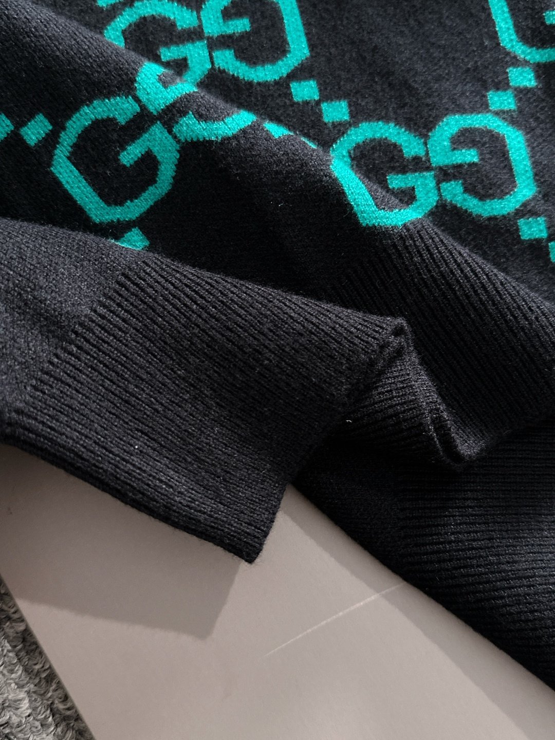 gucci 2025秋冬新款羊毛毛衣 高品质意大利进口羊毛混纺面料，高密度针织，时尚百搭毛衣，帅气十足。