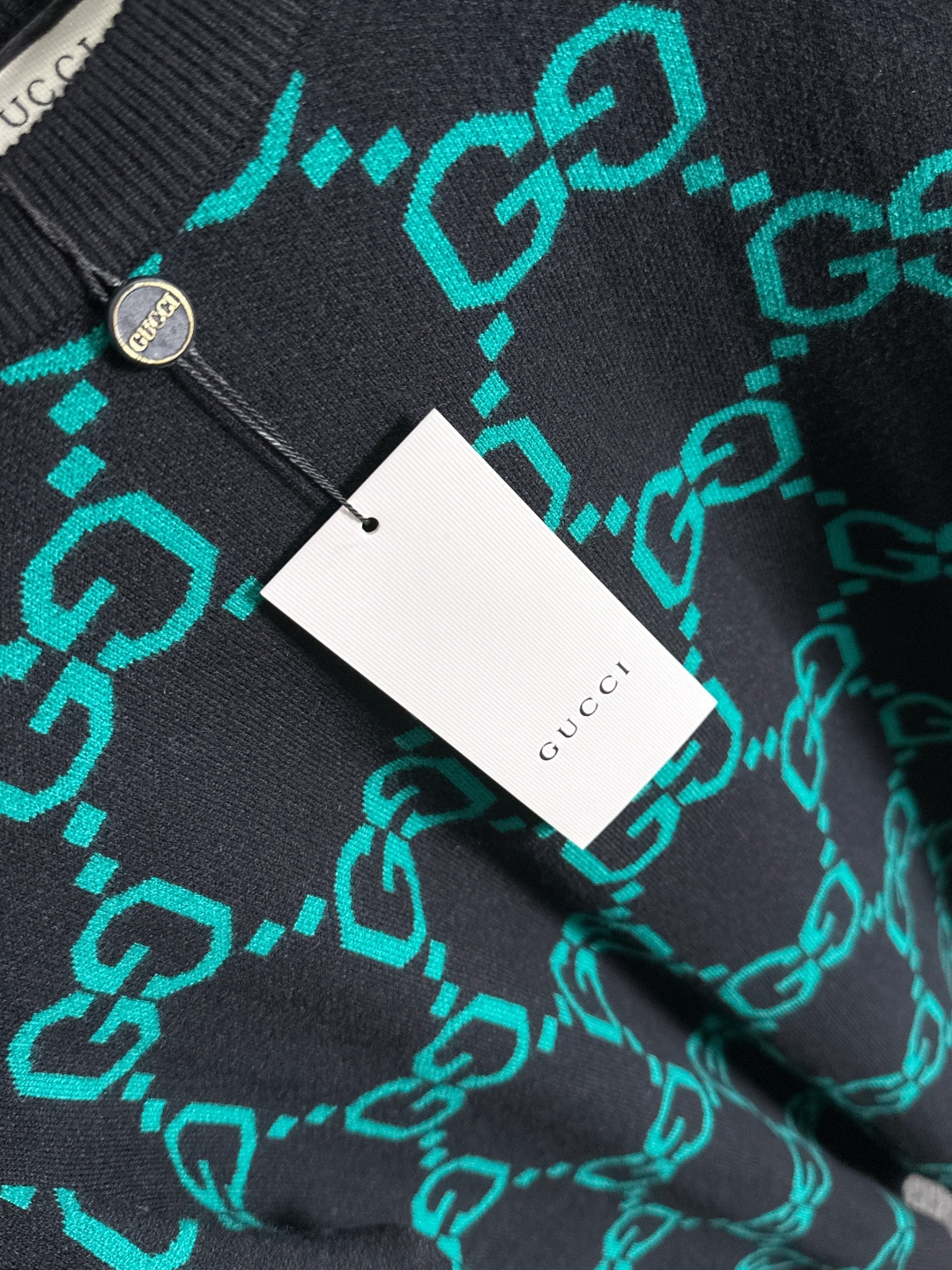 gucci 2025秋冬新款羊毛毛衣 高品质意大利进口羊毛混纺面料，高密度针织，时尚百搭毛衣，帅气十足。