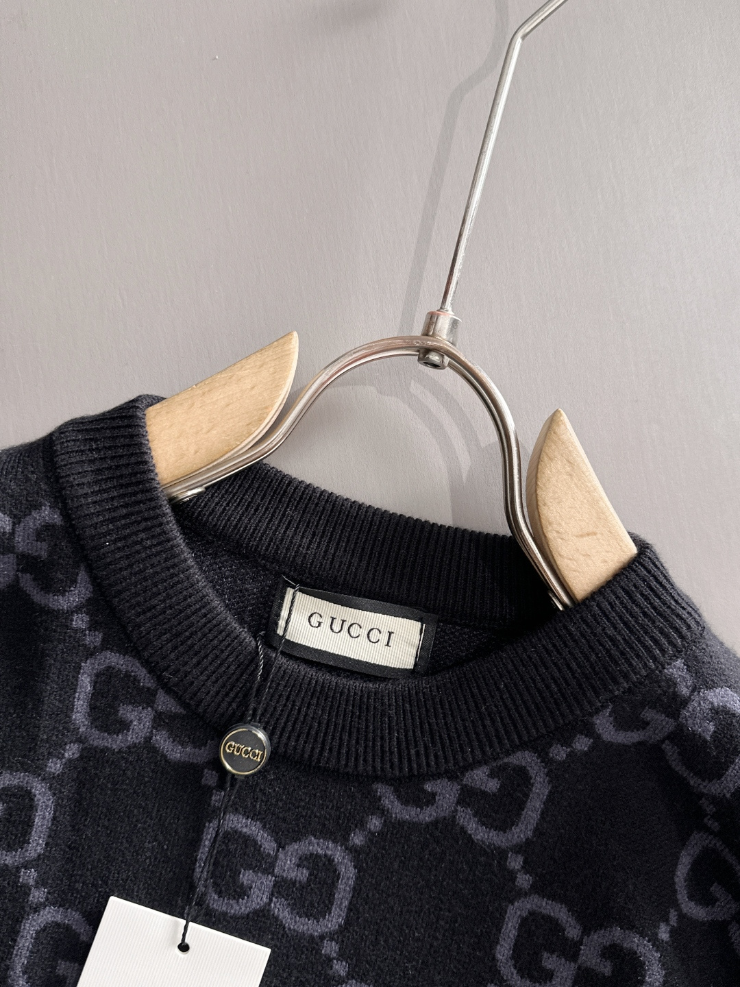 gucci 2025秋冬新款羊毛毛衣 高品质意大利进口羊毛混纺面料，高密度针织，时尚百搭毛衣，帅气十足。