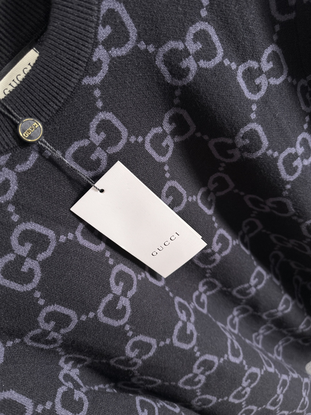 gucci 2025秋冬新款羊毛毛衣 高品质意大利进口羊毛混纺面料，高密度针织，时尚百搭毛衣，帅气十足。