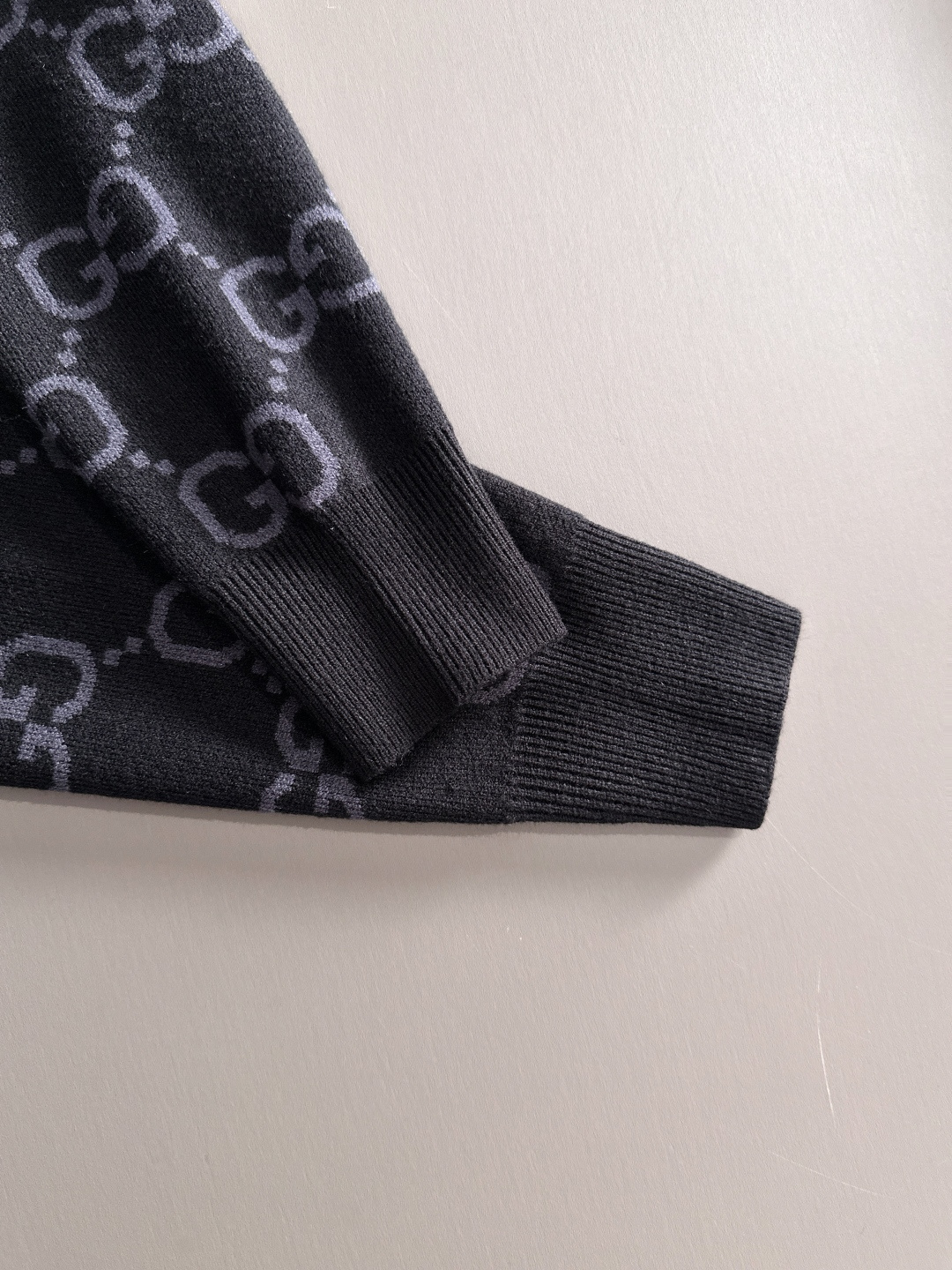 gucci 2025秋冬新款羊毛毛衣 高品质意大利进口羊毛混纺面料，高密度针织，时尚百搭毛衣，帅气十足。