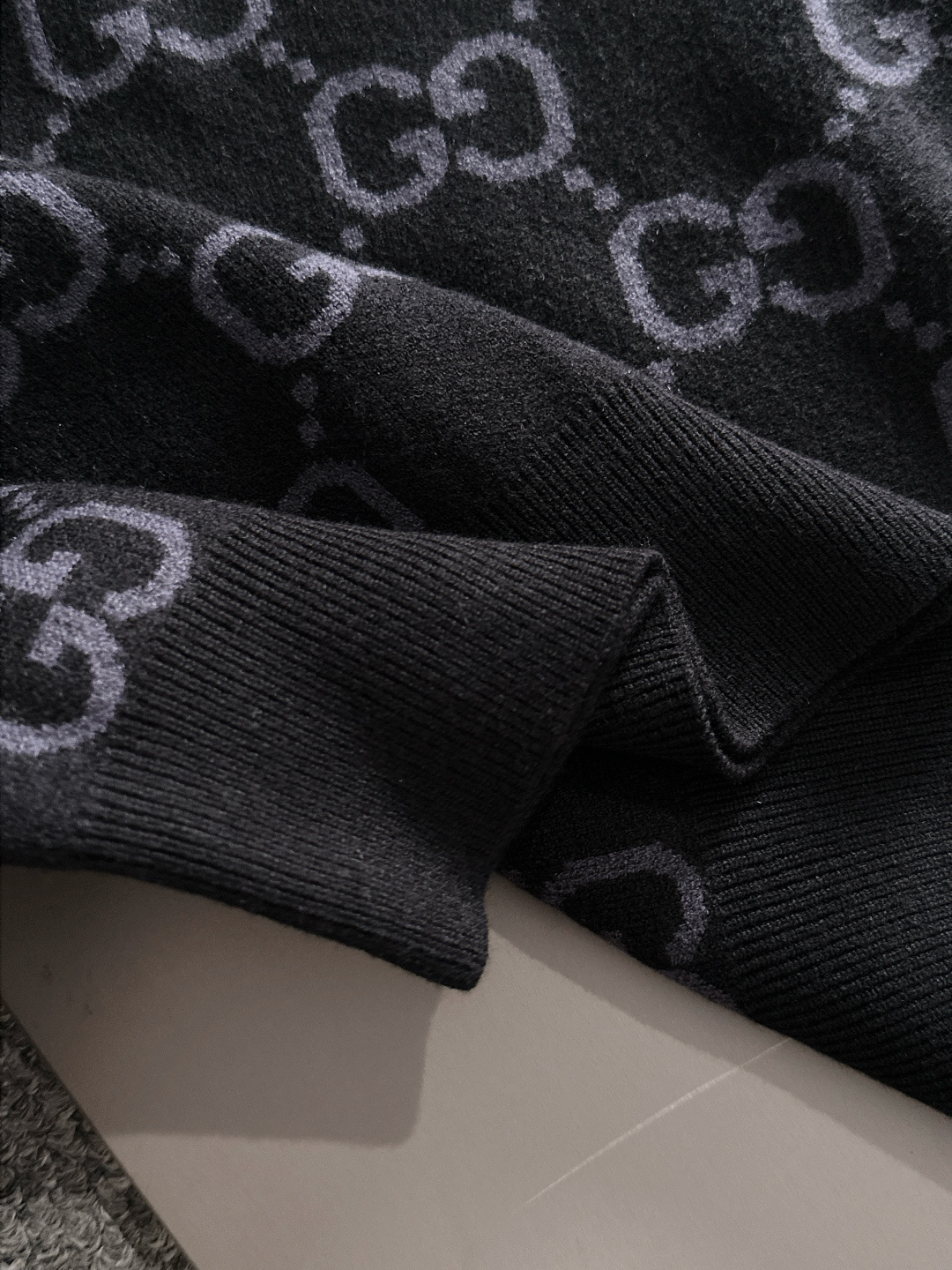 gucci 2025秋冬新款羊毛毛衣 高品质意大利进口羊毛混纺面料，高密度针织，时尚百搭毛衣，帅气十足。