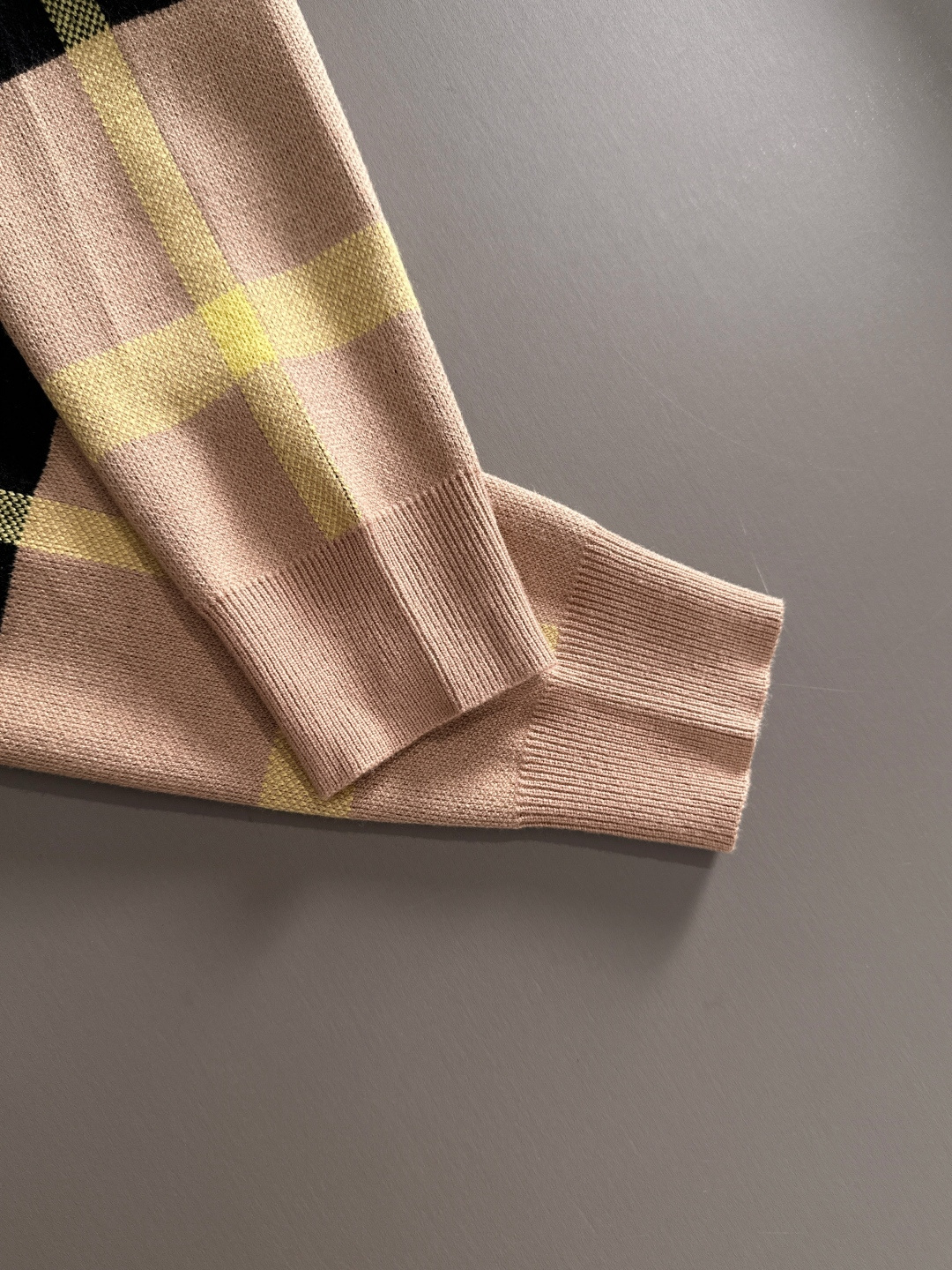 Burberry 2025秋冬新款羊毛毛衣 高品质意大利进口羊毛混纺面料，高密度针织，时尚百搭毛衣，帅气