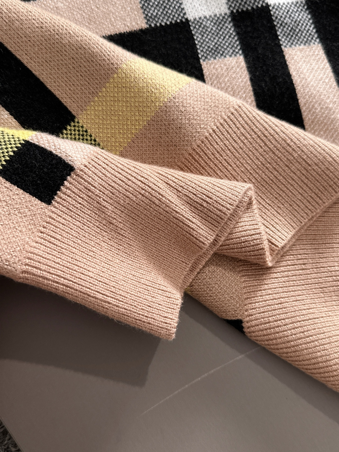 Burberry 2025秋冬新款羊毛毛衣 高品质意大利进口羊毛混纺面料，高密度针织，时尚百搭毛衣，帅气