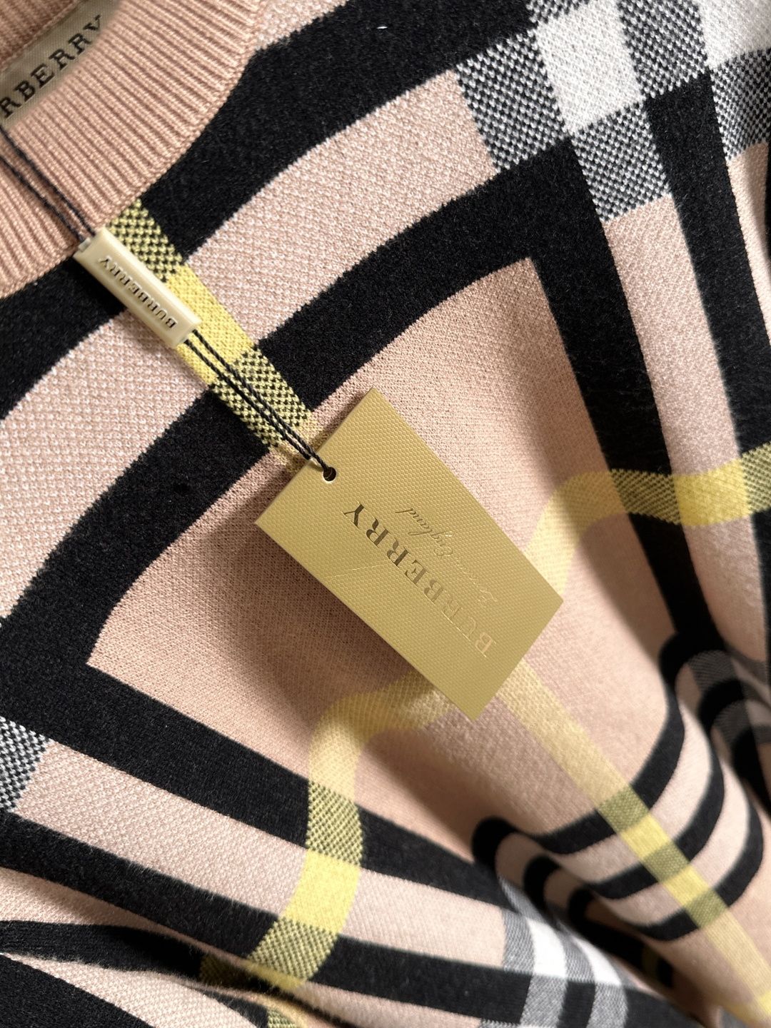 Burberry 2025秋冬新款羊毛毛衣 高品质意大利进口羊毛混纺面料，高密度针织，时尚百搭毛衣，帅气