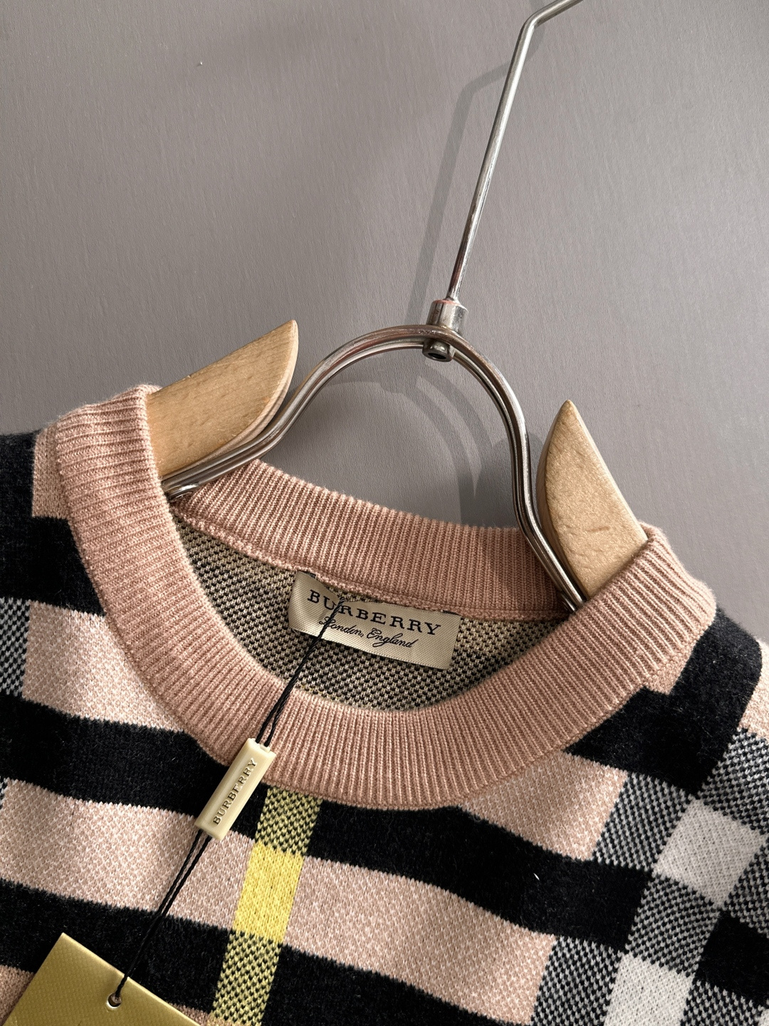 Burberry 2025秋冬新款羊毛毛衣 高品质意大利进口羊毛混纺面料，高密度针织，时尚百搭毛衣，帅气