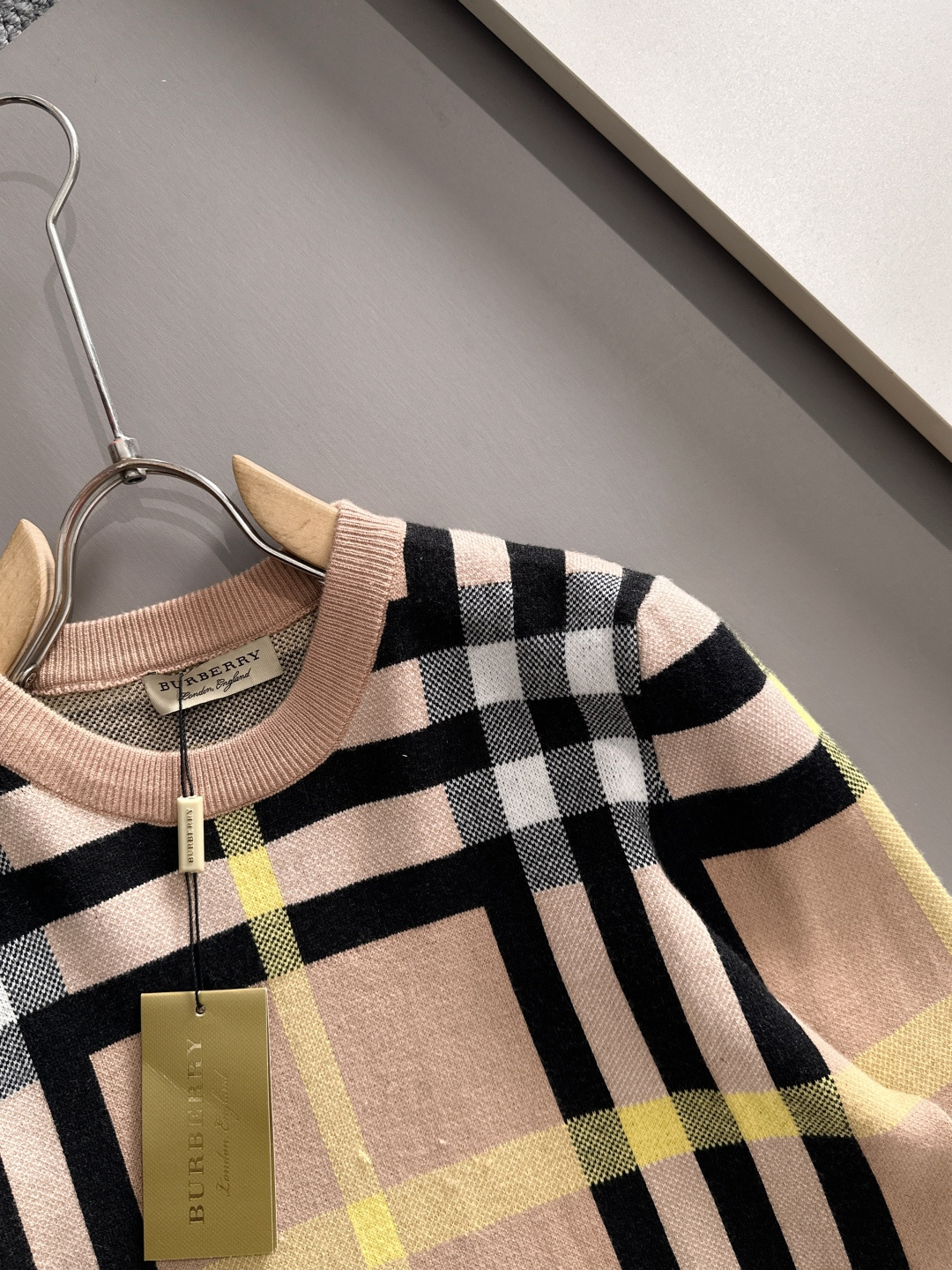 Burberry 2025秋冬新款羊毛毛衣 高品质意大利进口羊毛混纺面料，高密度针织，时尚百搭毛衣，帅气