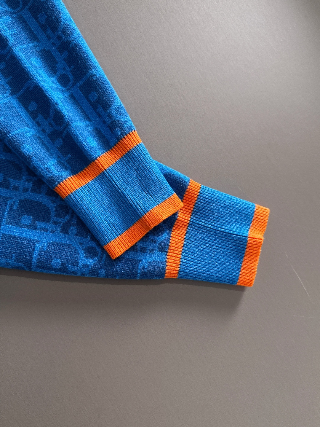 dior 2025秋冬新款羊毛毛衣 高品质意大利进口羊毛混纺面料，高密度针织，时尚百搭毛衣，帅气十足。经