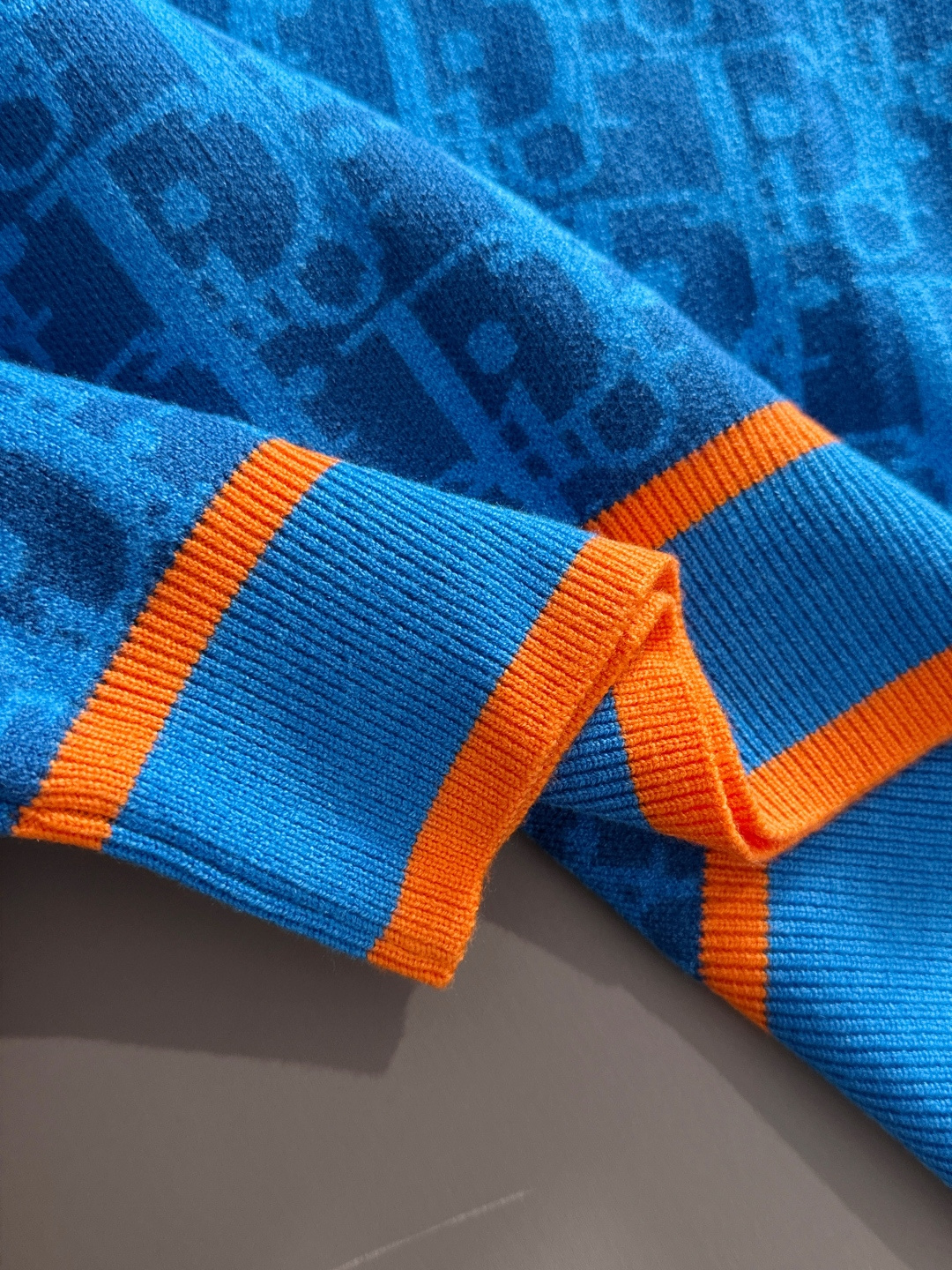 dior 2025秋冬新款羊毛毛衣 高品质意大利进口羊毛混纺面料，高密度针织，时尚百搭毛衣，帅气十足。经